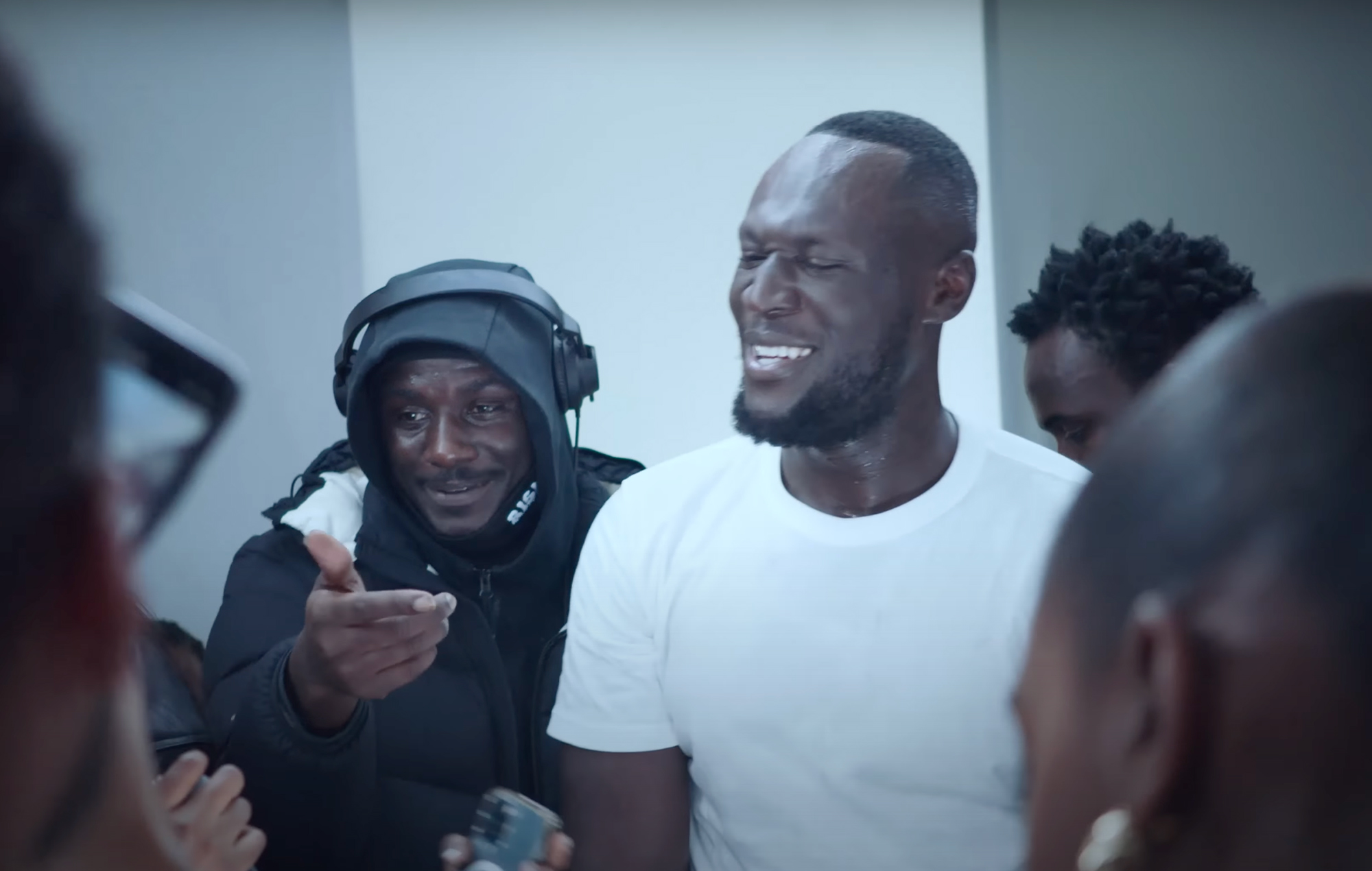 Stormzy fait la fête avec Amaarae, Jacob Collier, Mme Banks et bien d'autres dans la vidéo "This Is What I Mean"