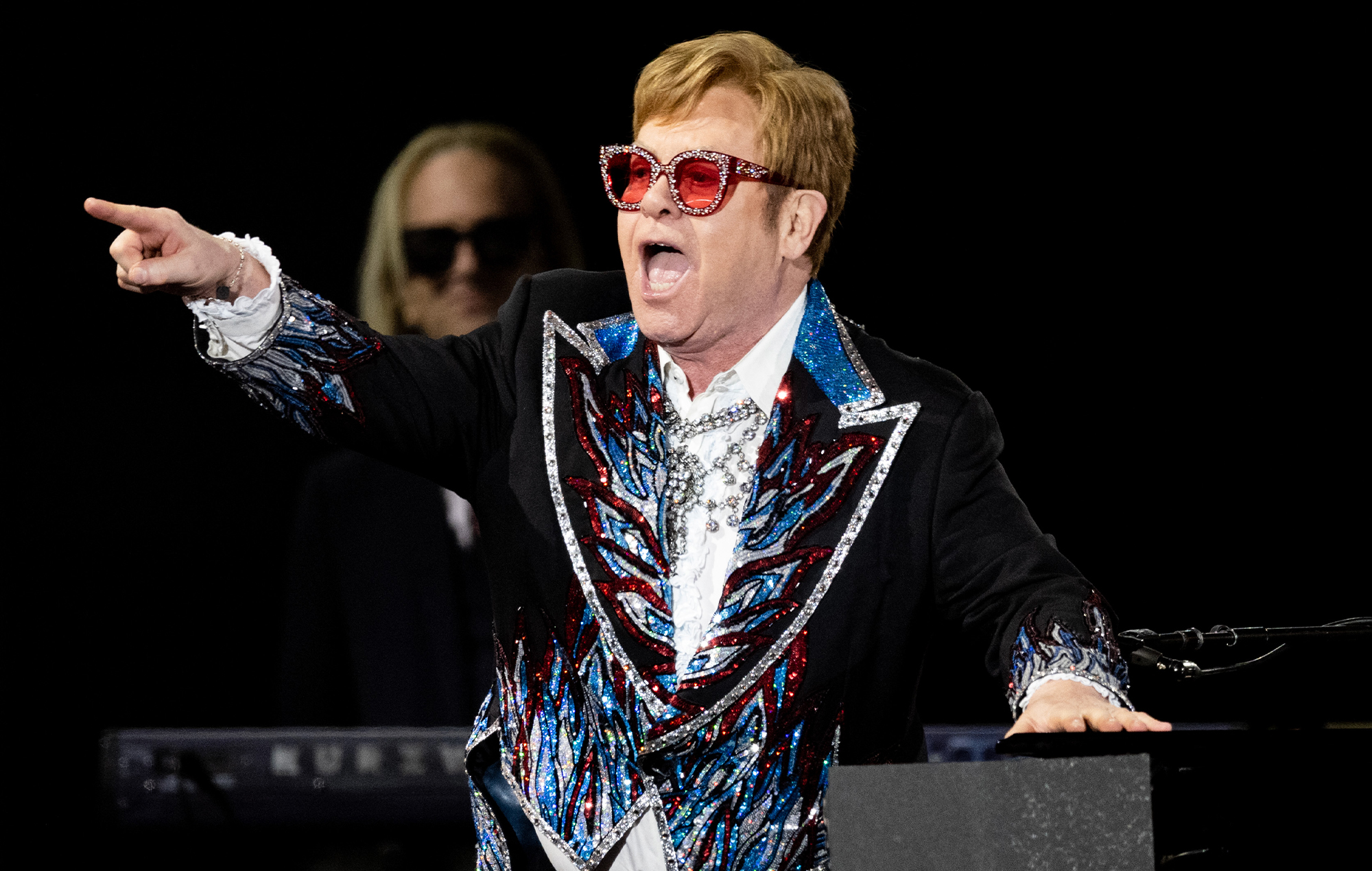 Un suspect arrêté après qu'un couple a été agressé devant un concert d'Elton John