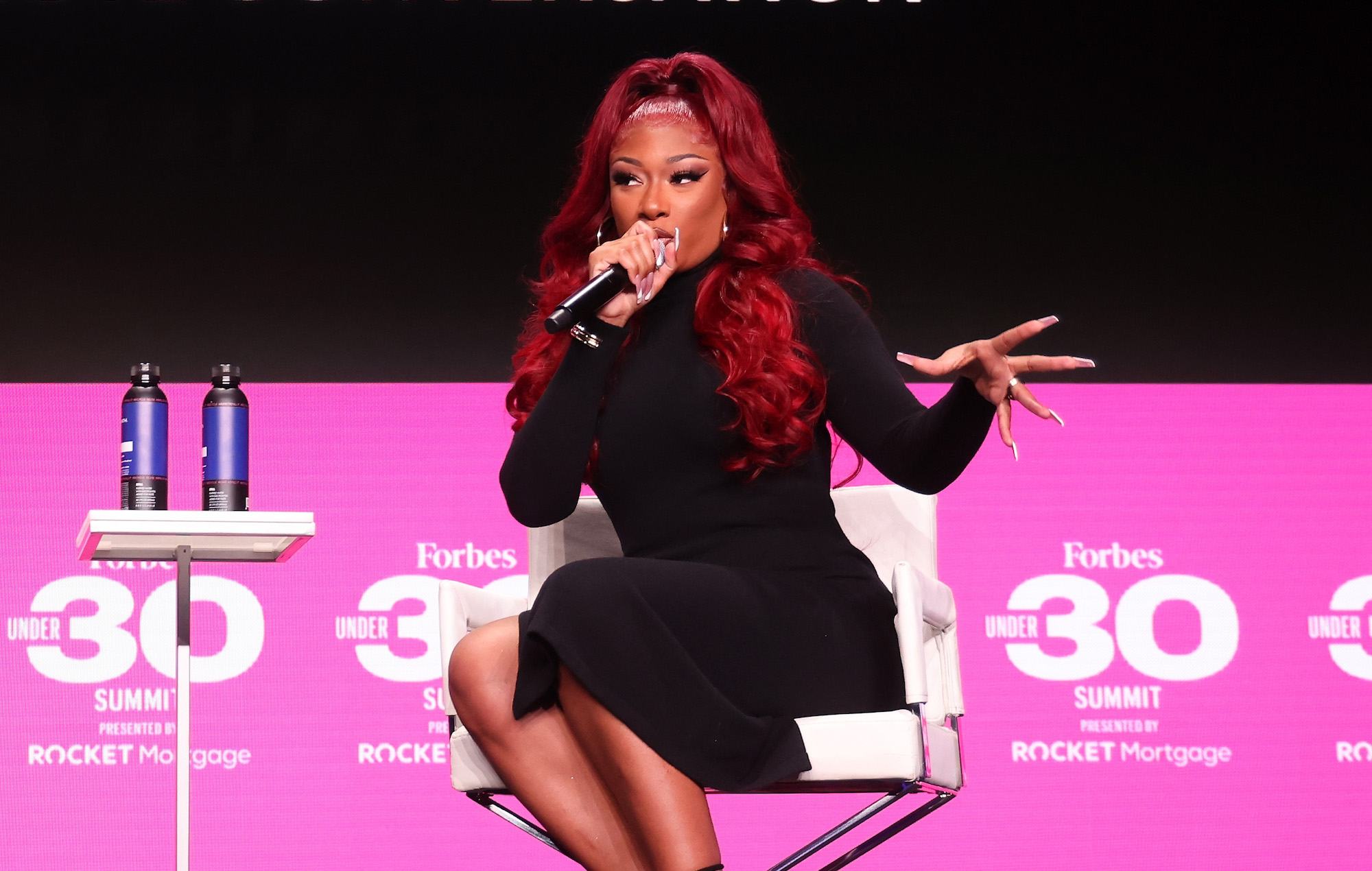 Le juge décide que le procès de Megan Thee Stallion contre sa maison de disques peut aller jusqu'au procès