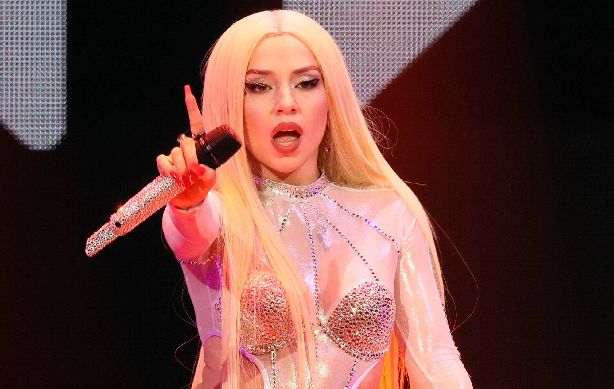 Ava Max taquine les nouvelles chansons "In The Dark" et "Last Night On Earth"
