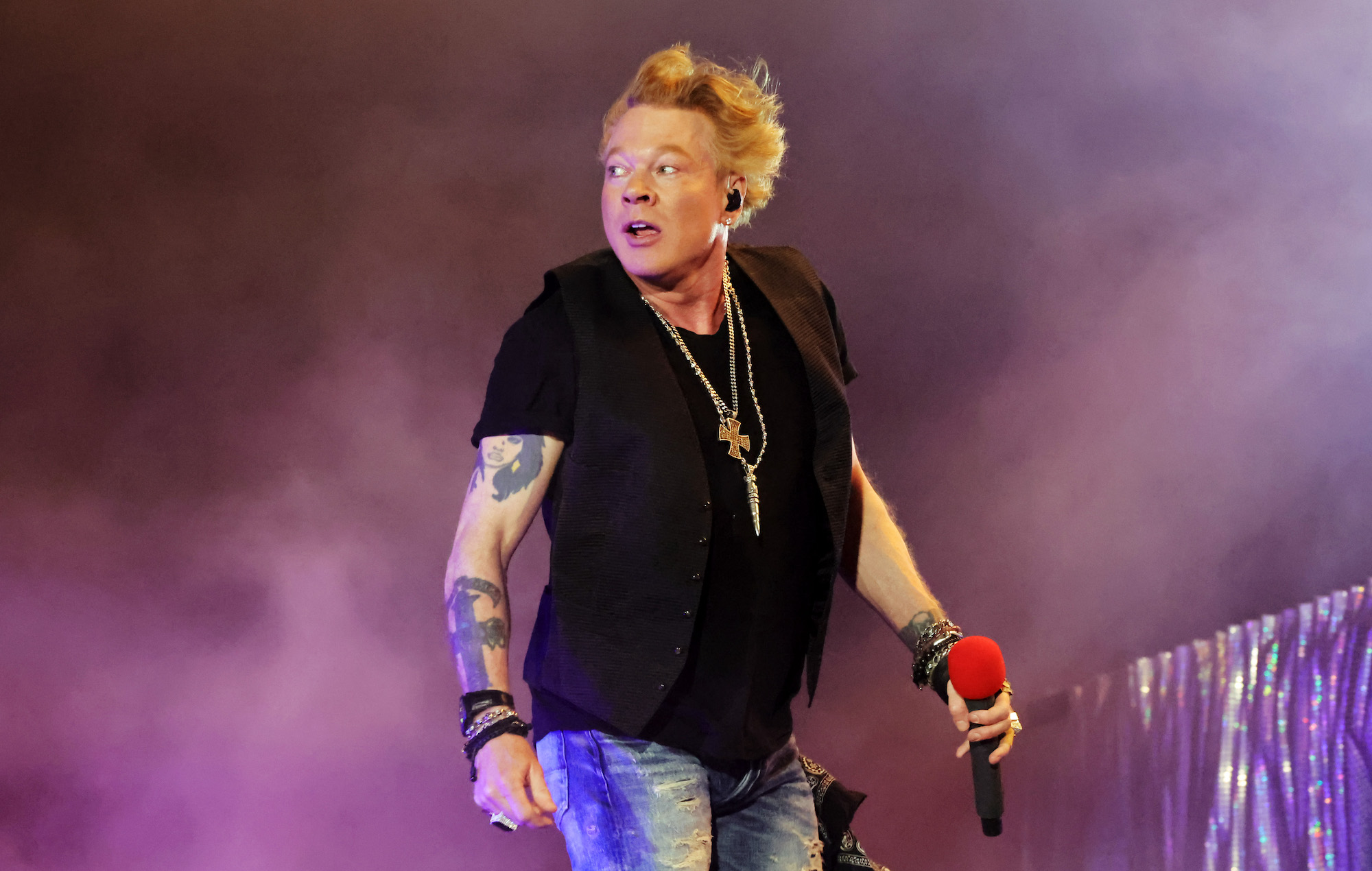 Axl Rose dit qu'il arrêtera de lancer un micro dans la foule après qu'une femme se soit blessée au spectacle Guns N 'Roses