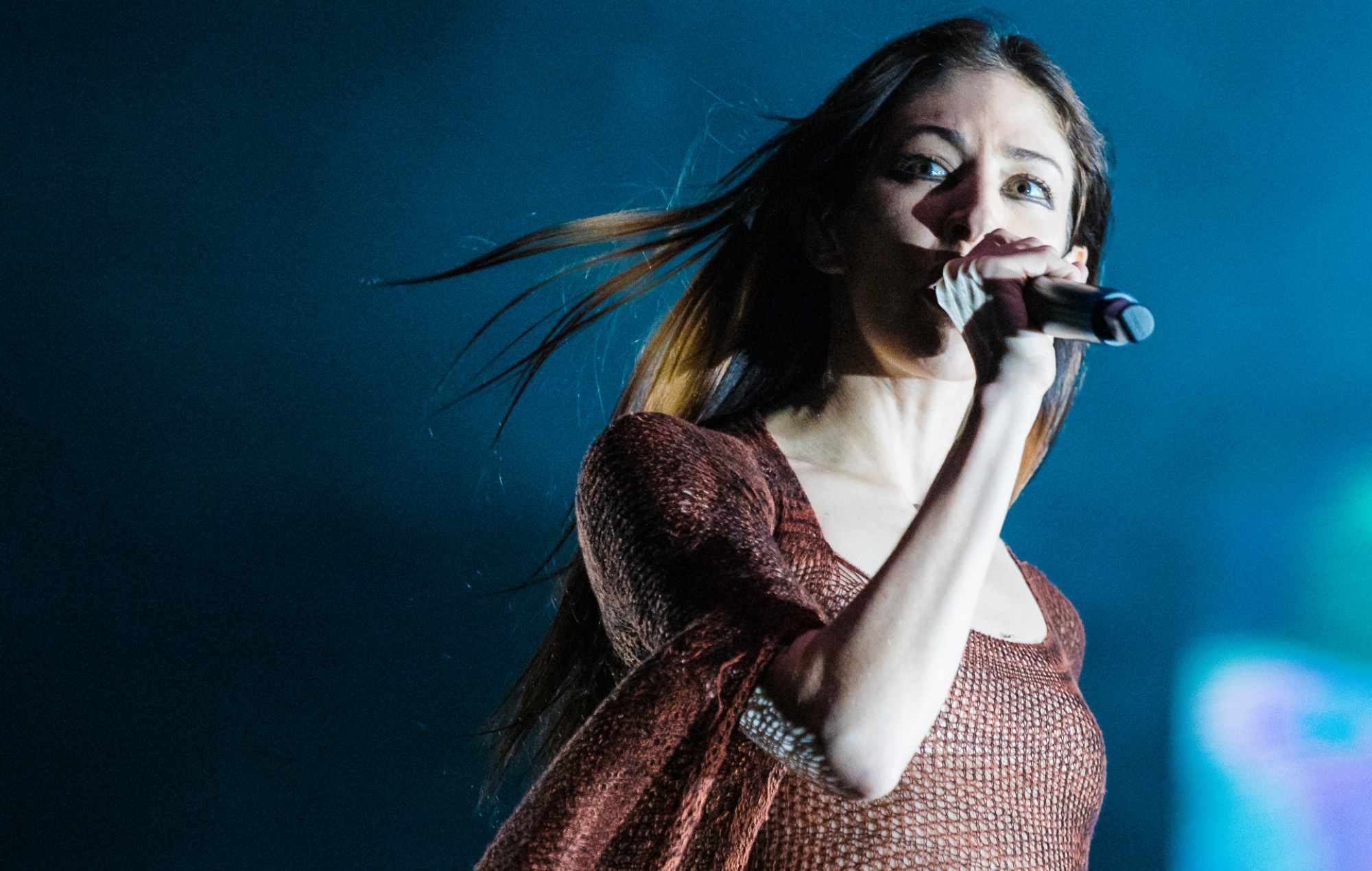 Caroline Polachek annonce sa tournée 2023 et partage la vidéo "Welcome To My Island"
