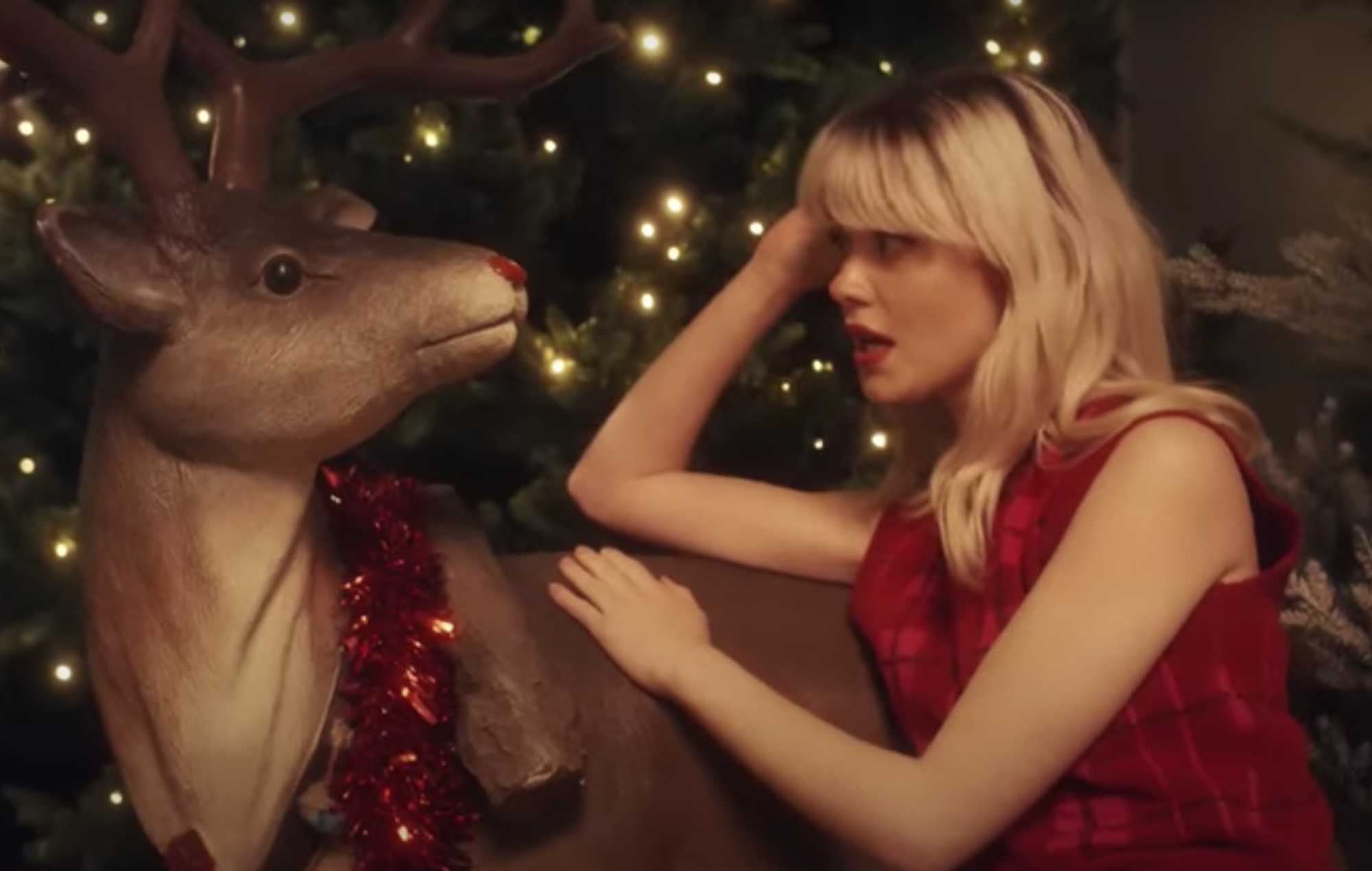 Écoutez le nouveau morceau festif de Maisie Peters "Together This Christmas"