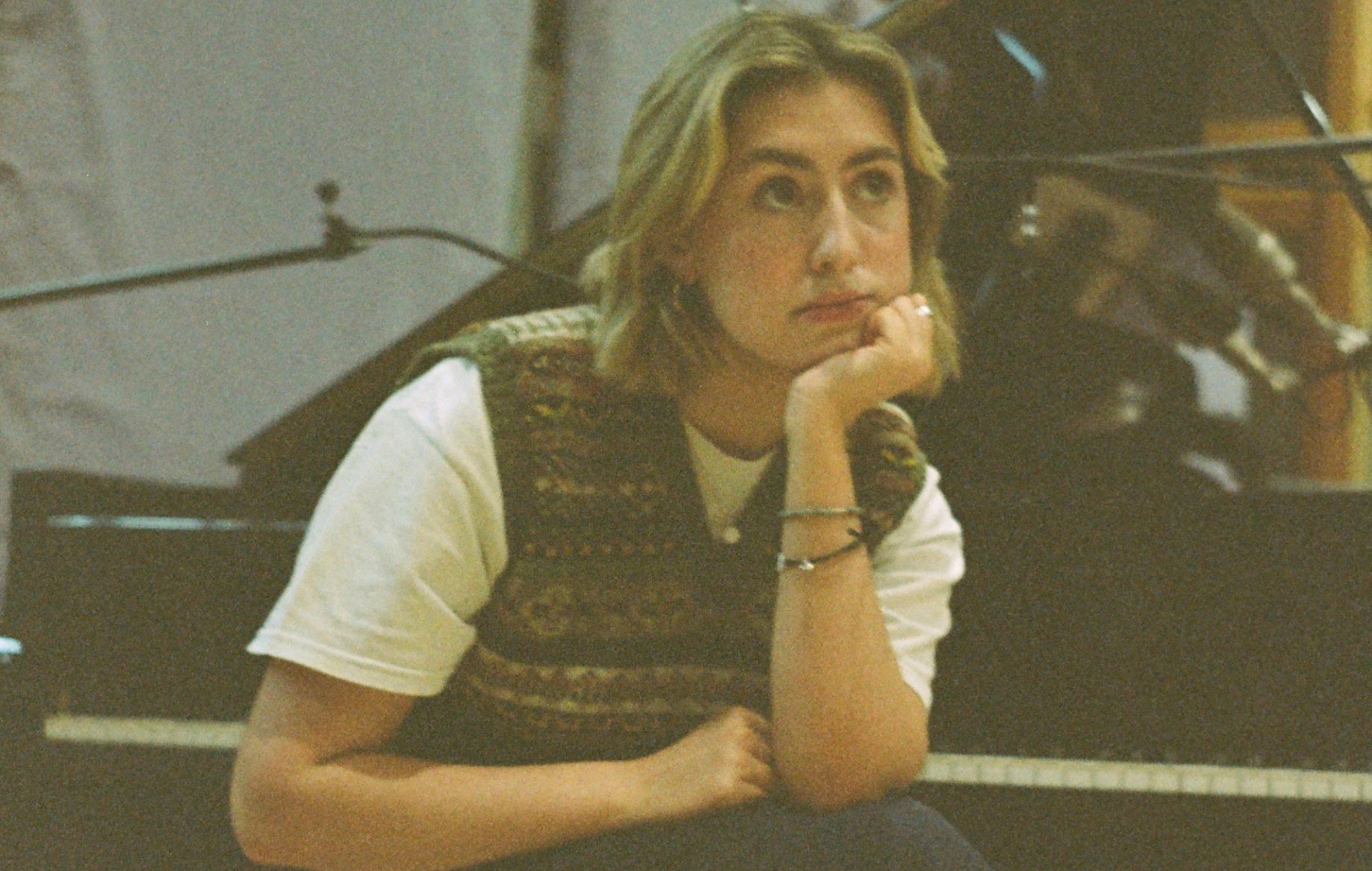 Katie Gregson-MacLeod sort un nouvel EP et partage une vidéo de « mensonges blancs »