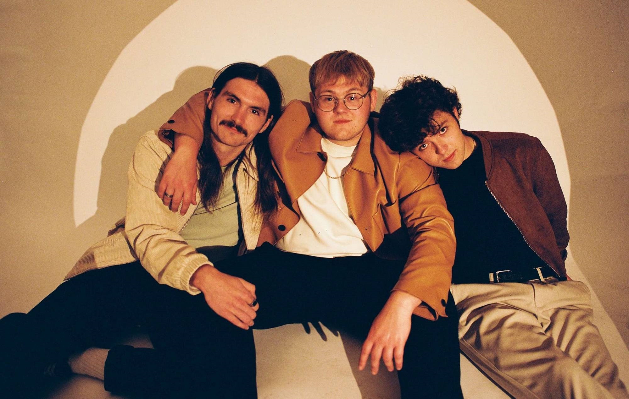 Les Lathums partagent leur nouveau single "Turmoil" et retardent leur deuxième album