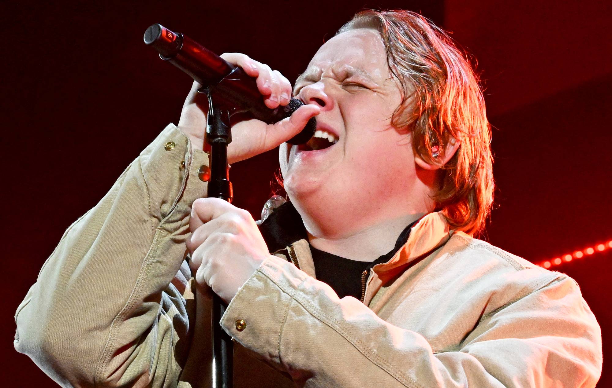 Lewis Capaldi partage une nouvelle vidéo touchante pour "Pointless"