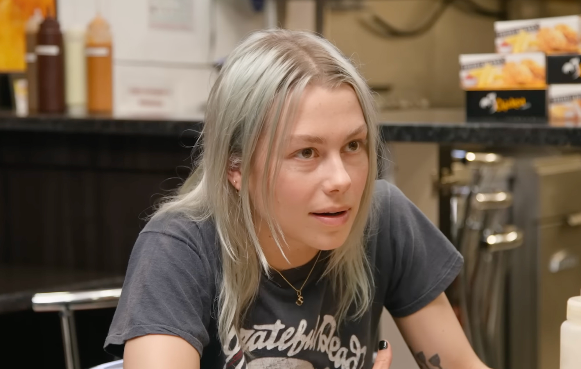 Phoebe Bridgers parle de l'arrogance de son enfance, de la consommation de tabac et de la haine des chats dans l'interview "Chicken Shop Date"