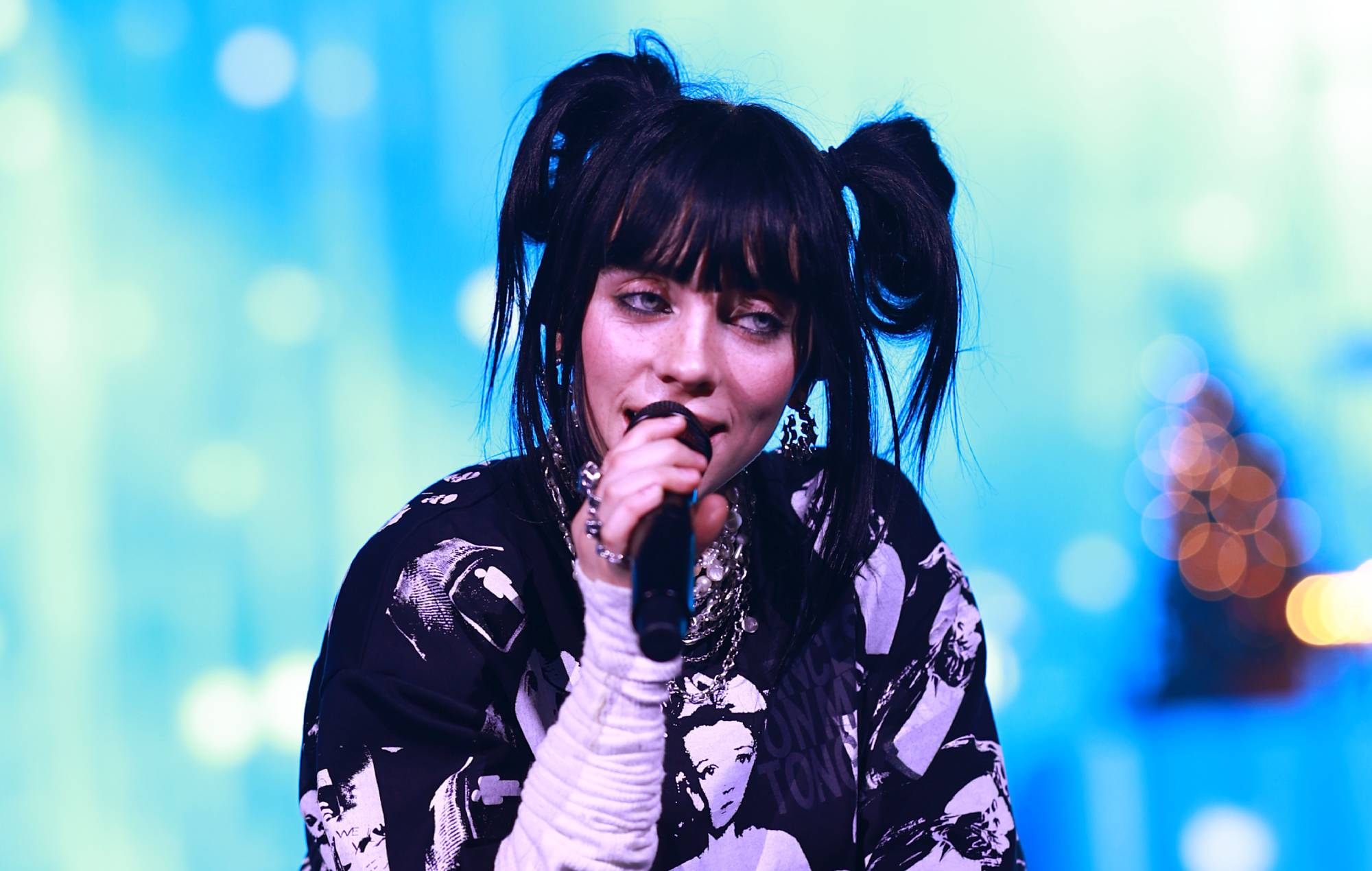 Regardez Billie Eilish chanter "Have Yourself A Little Christmas" au spectacle de sa ville natale