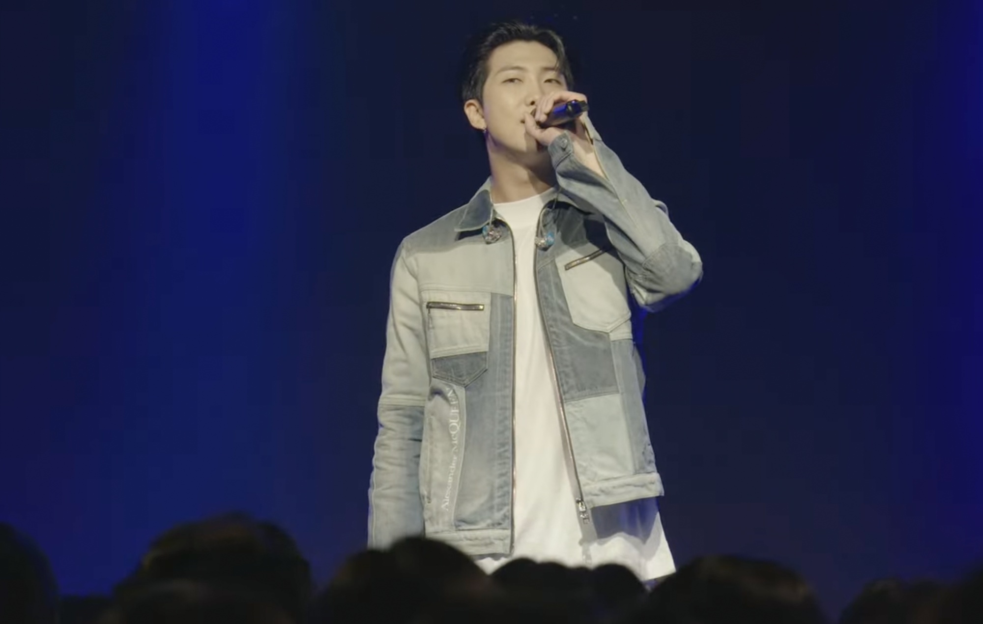 Regardez RM de BTS interpréter des chansons "Indigo" en direct pour la première fois