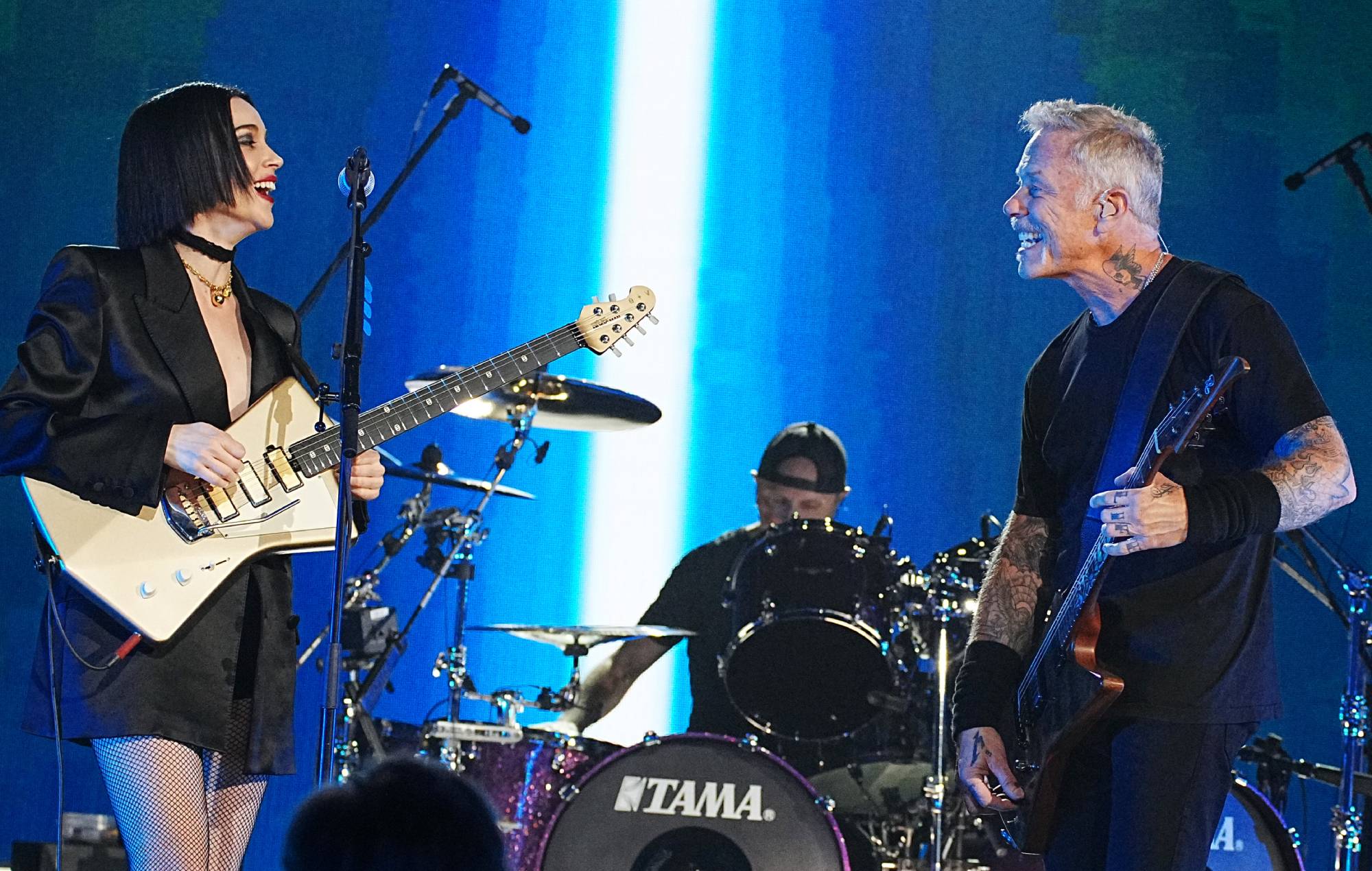 Regardez St Vincent rejoindre Metallica sur scène pour "Nothing Else Matters"