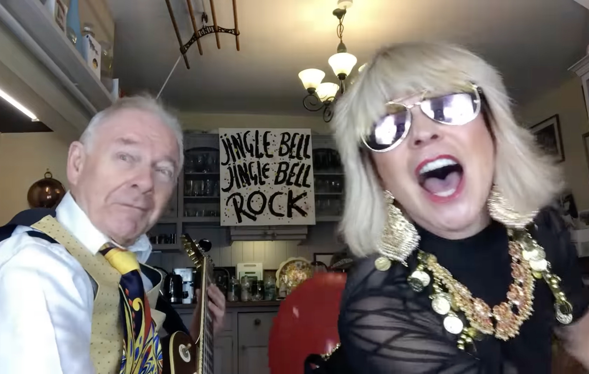 Toyah Willcox et Robert Fripp reprennent 'Jingle Bell Rock' pour l'édition de Noël de 'Sunday Lunch'