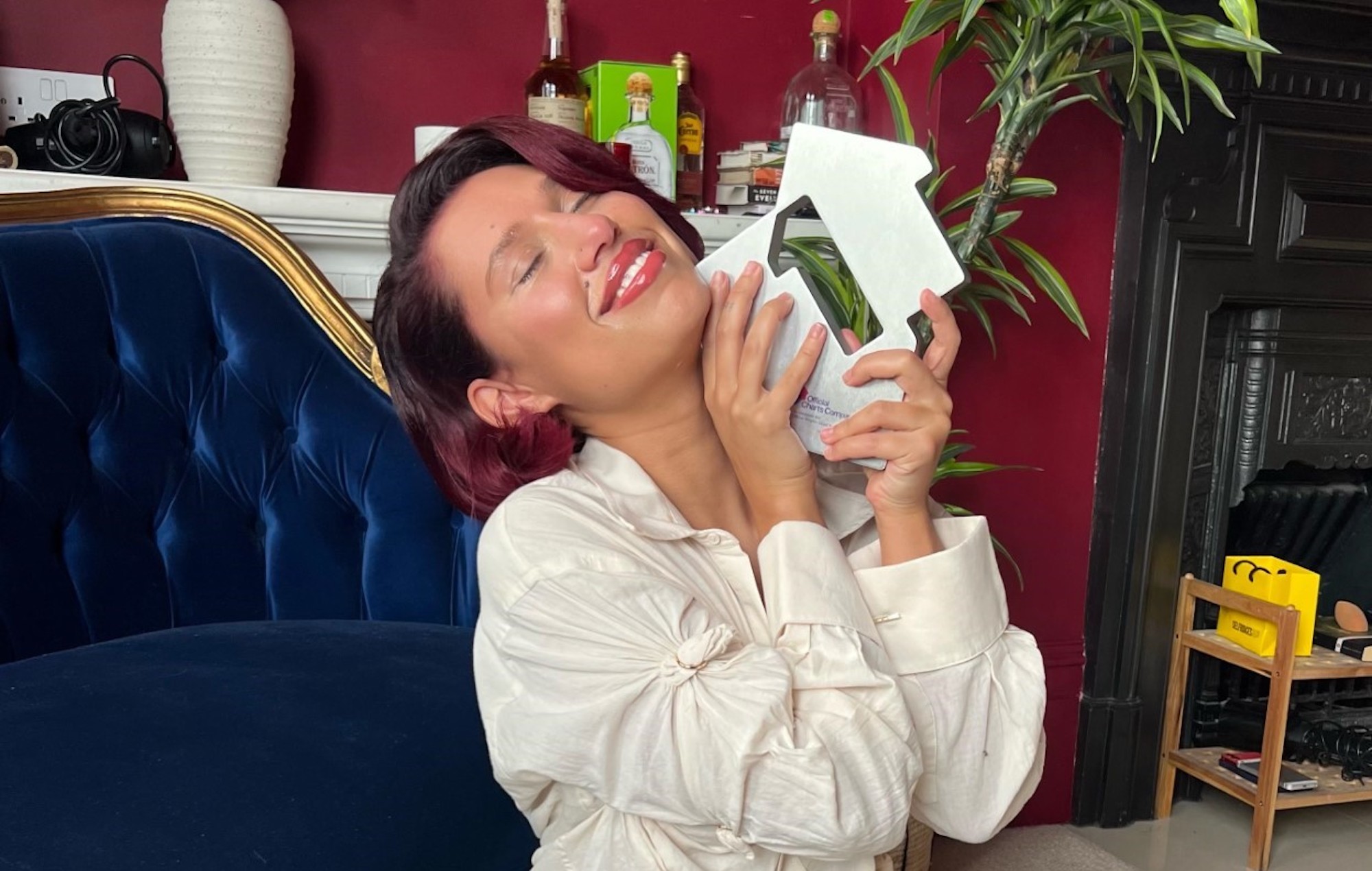 RAYE parle de marquer le single numéro un au Royaume-Uni avec « Escapism »