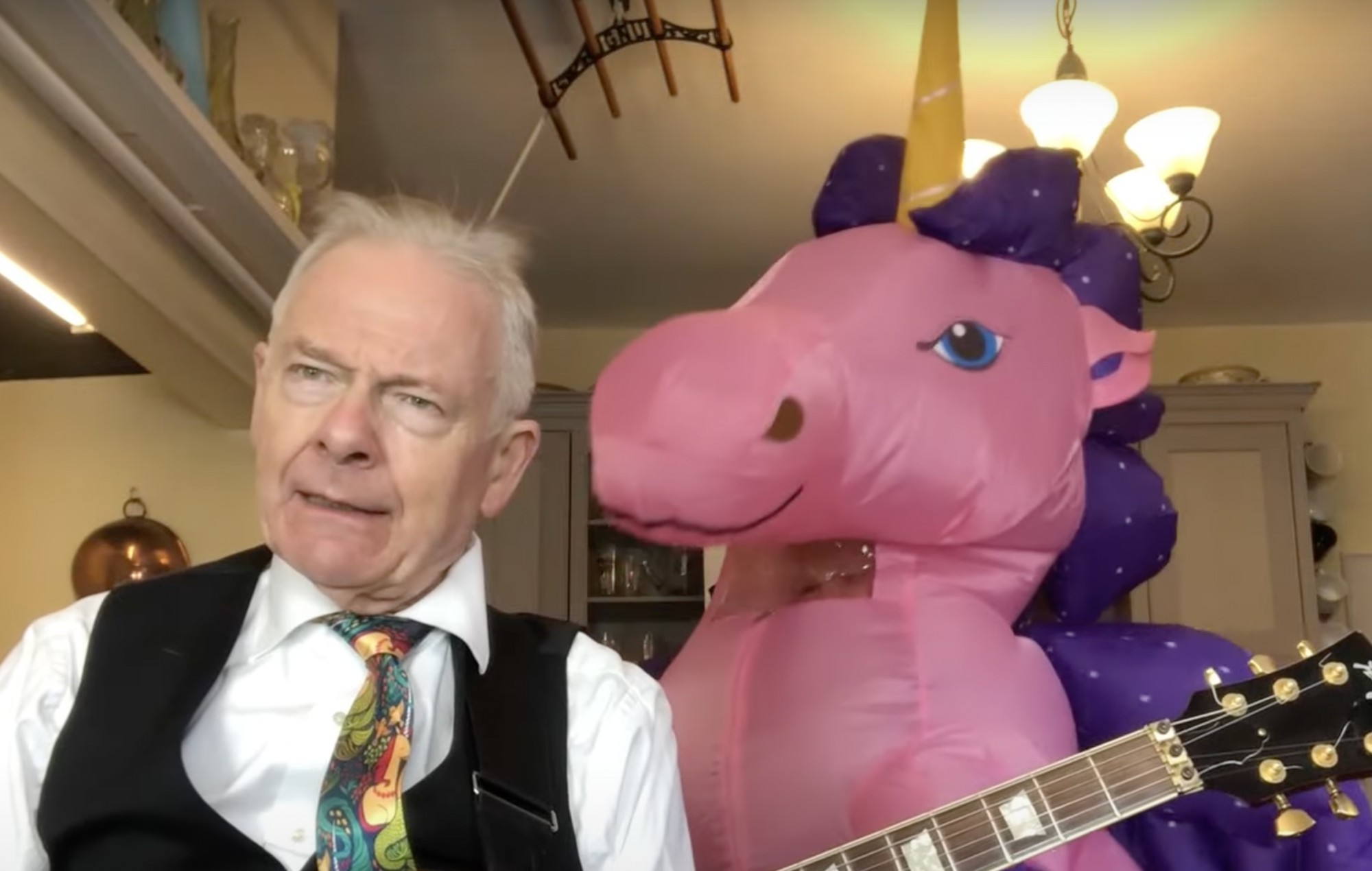 Regardez Toyah Willcox reprendre un classique de KISS habillé comme une licorne