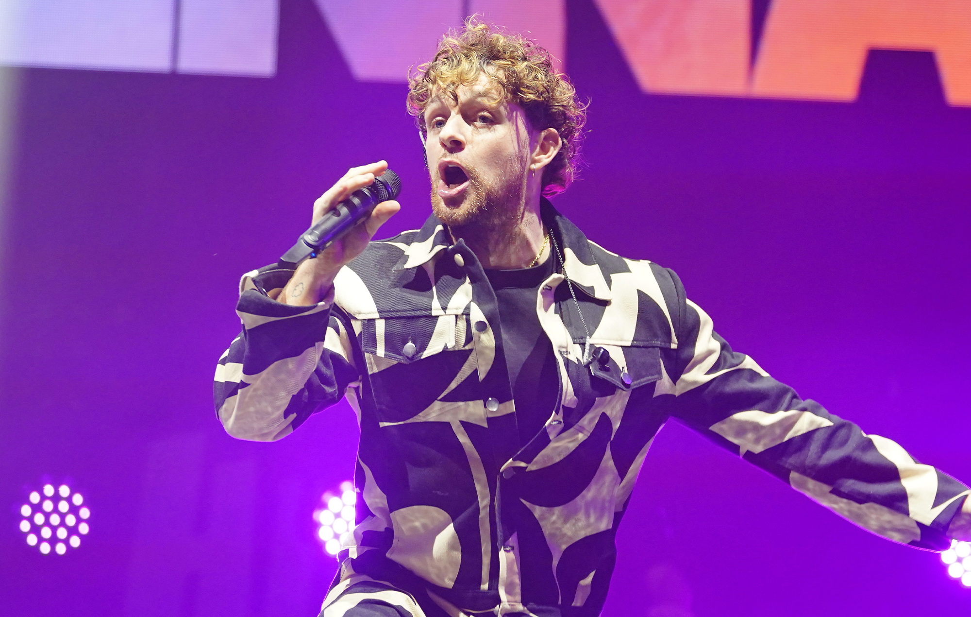 Tom Grennan partage le nouveau single "Here", la liste des pistes et la date de sortie de "What Ifs & Maybes"