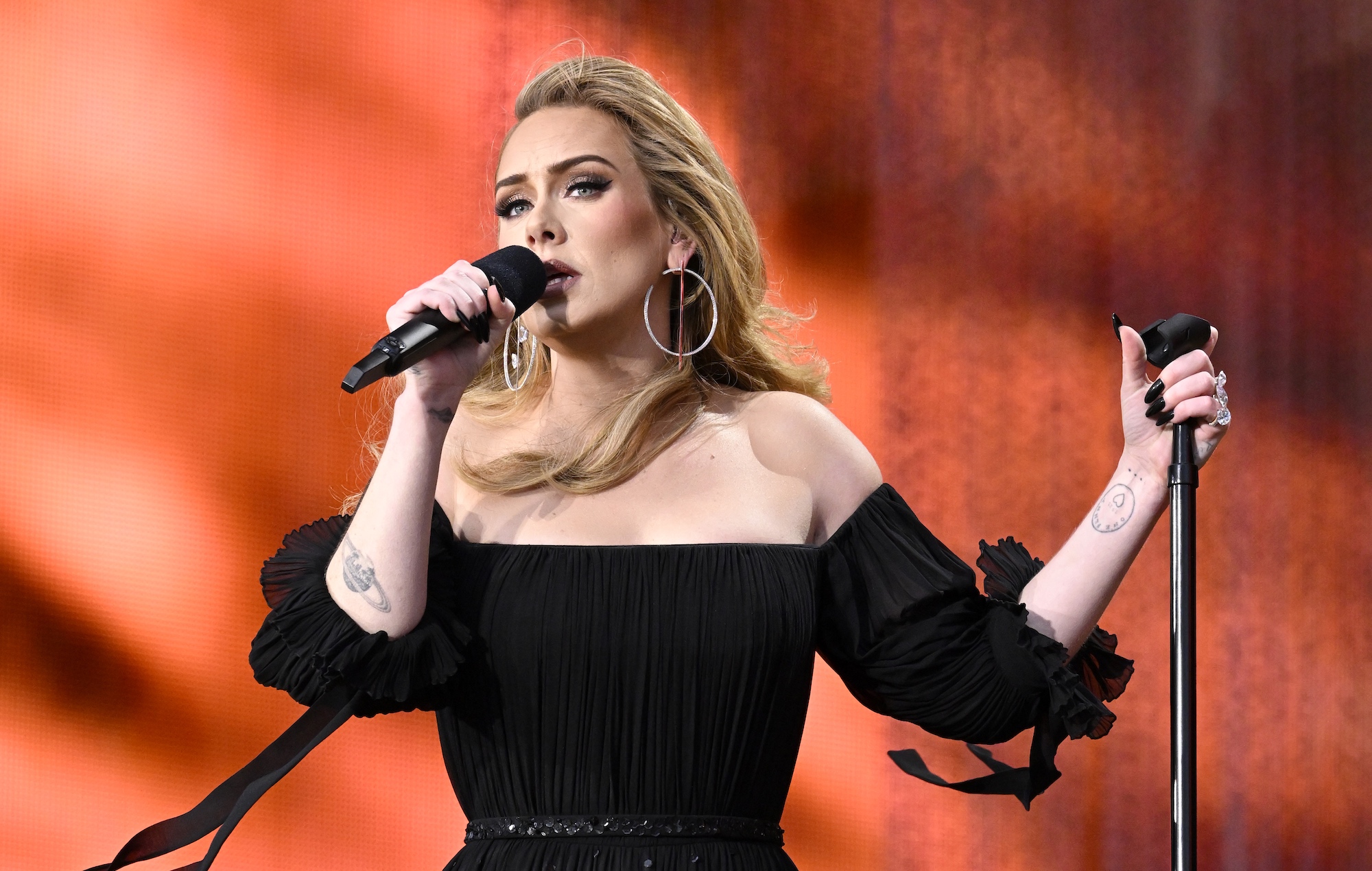Adele révèle qu'elle souffre d'une « très mauvaise sciatique »