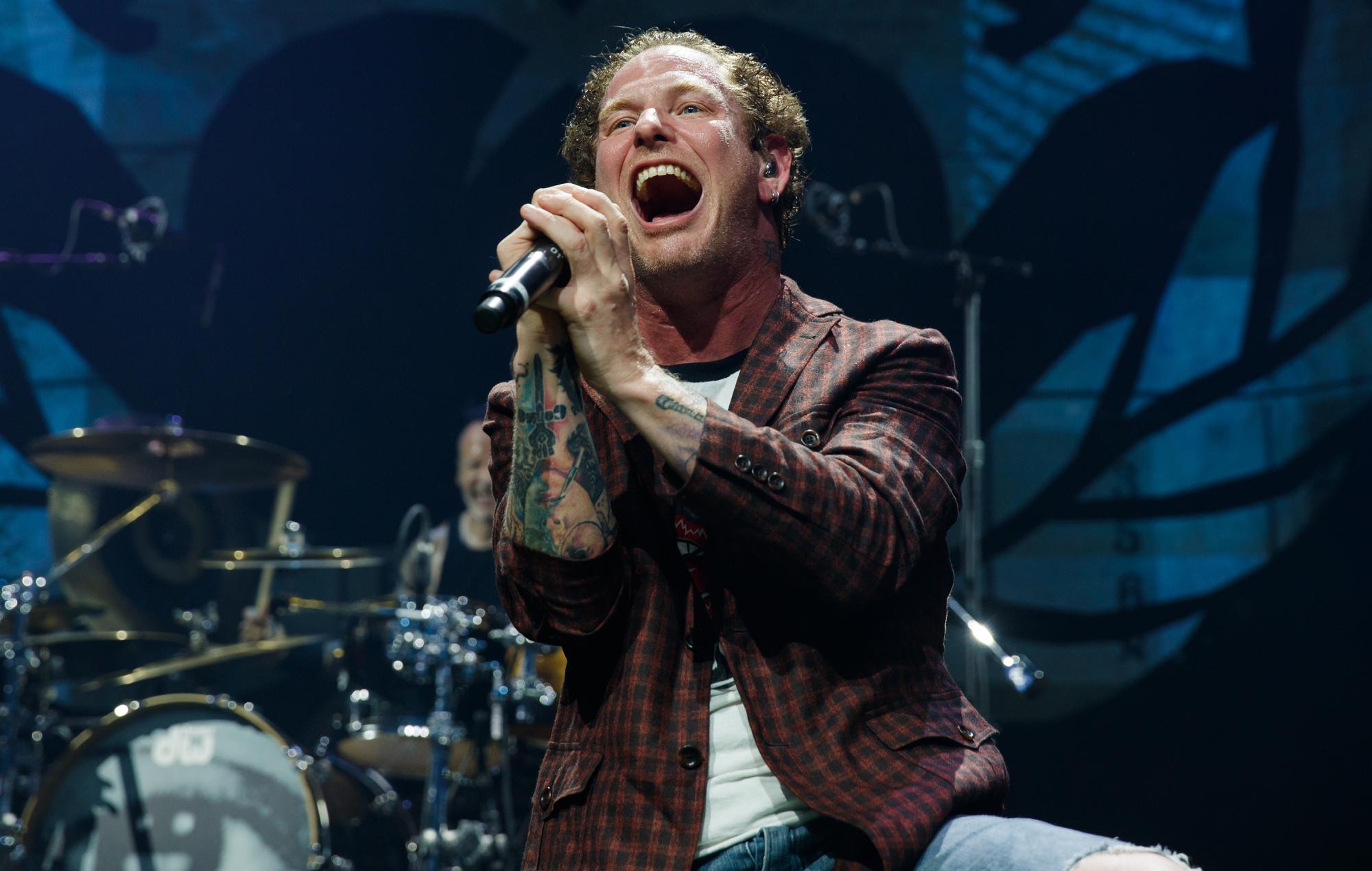 Regardez Corey Taylor, Paul Gray et Joey Jordison démasqués jouer "(sic)" de Slipknot
