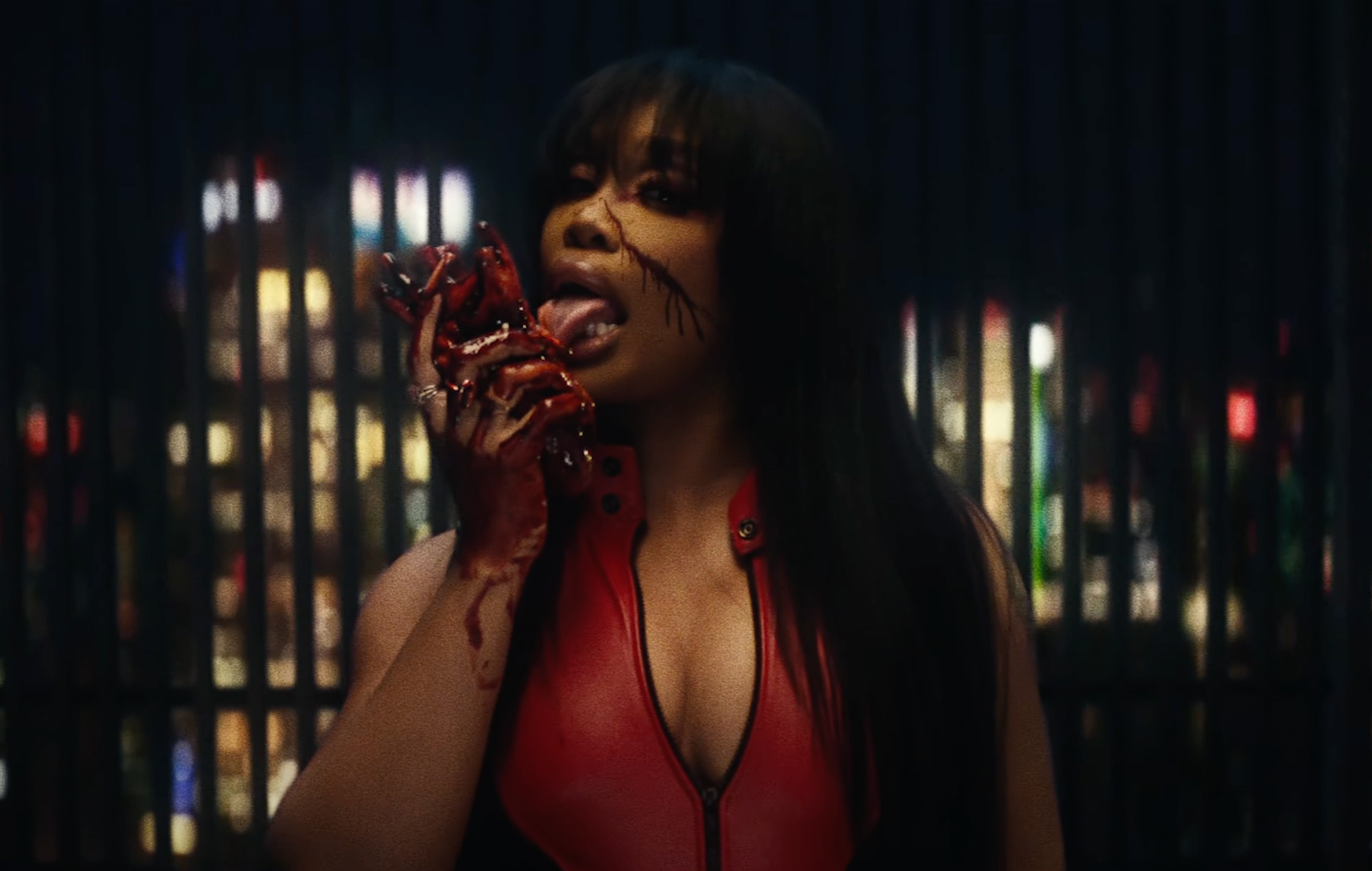 Regardez SZA canaliser son Uma Thurman intérieure dans une nouvelle vidéo sanglante pour 'Kill Bill'
