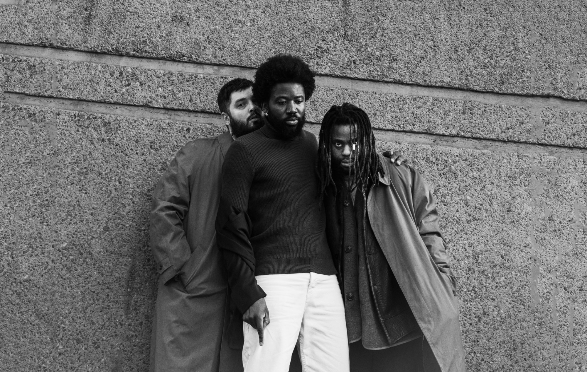 Young Fathers - Critique de 'Heavy Heavy' : une pop anthémique qui brise les frontières