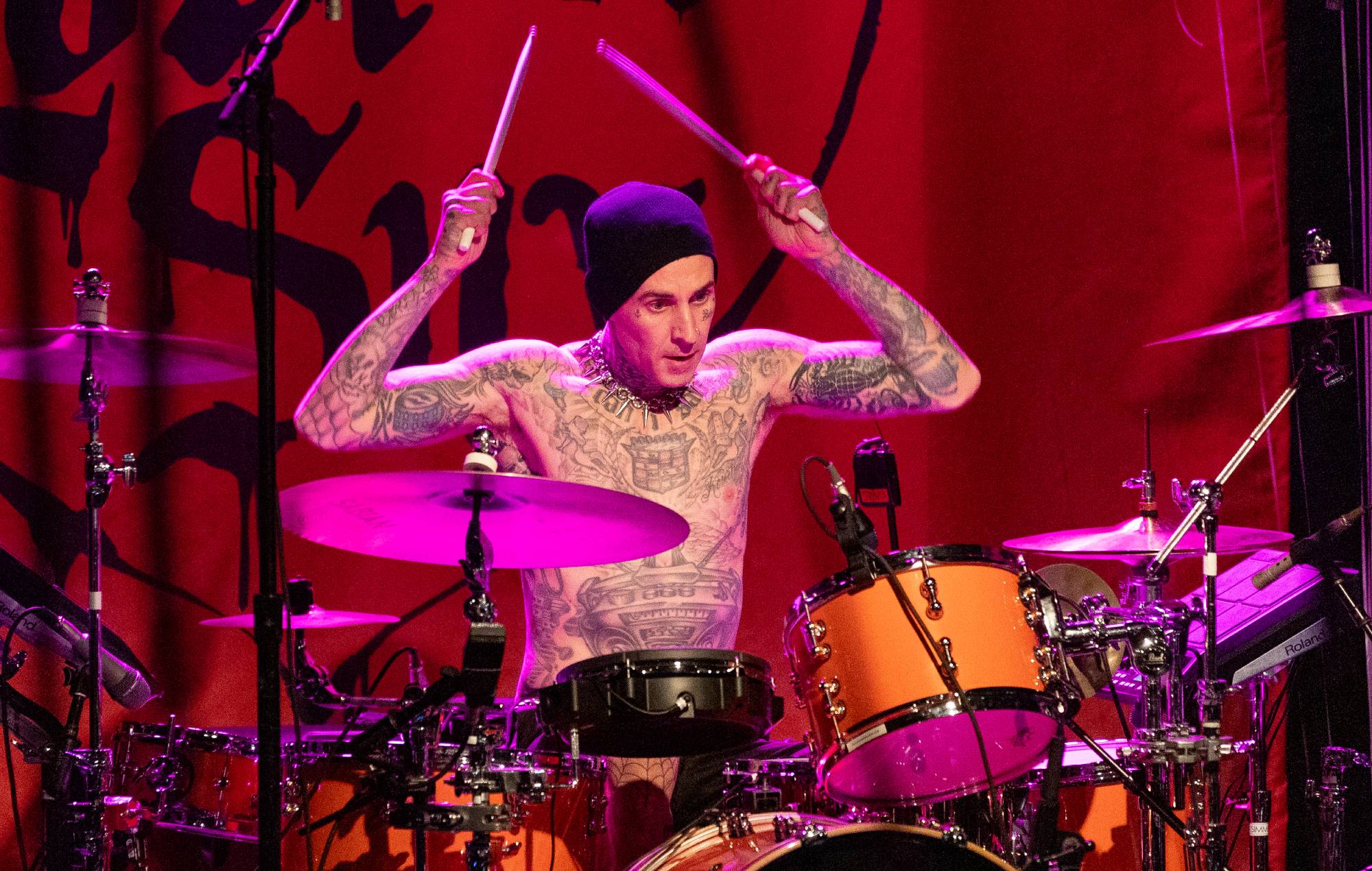 Travis Barker subit une vilaine blessure lors des répétitions de la tournée Blink-182