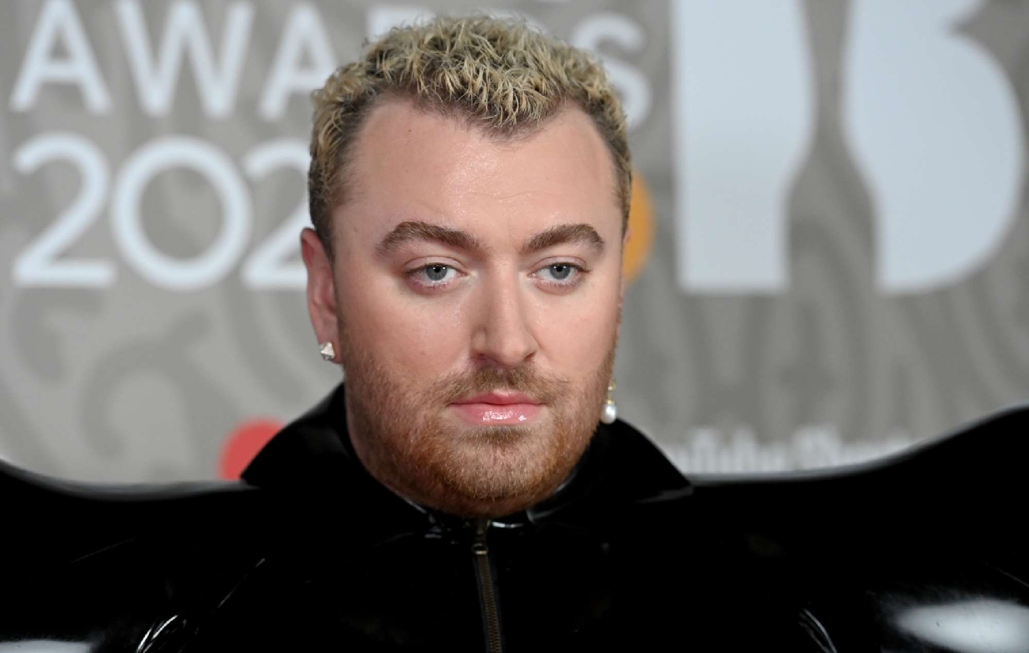 Sam Smith corrige Alex Jones sur 'The One Show' après avoir été mal interprété par le commentaire 'fisherthem'