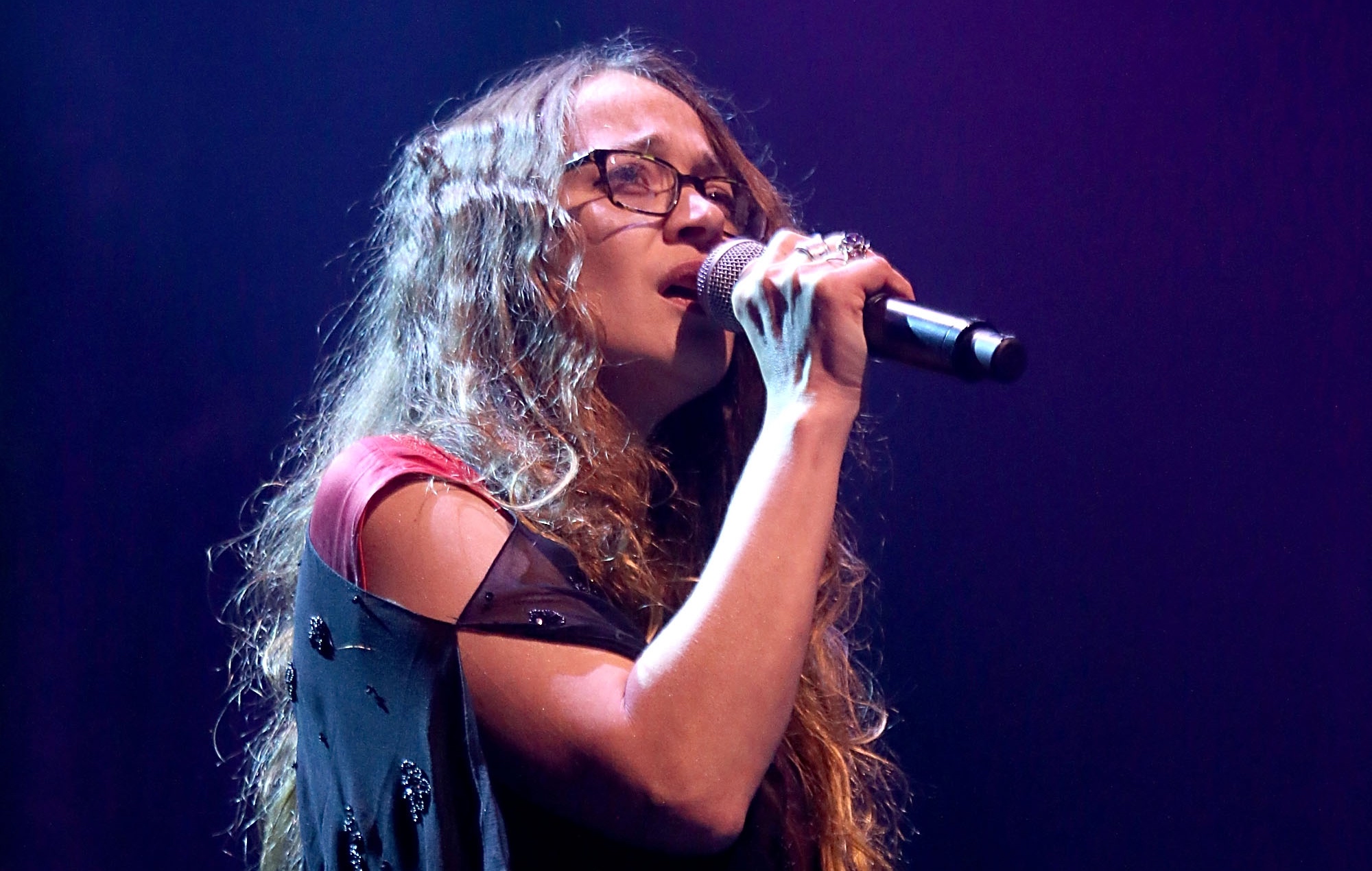 Fiona Apple raconte et marque un nouveau court en regardant PSA