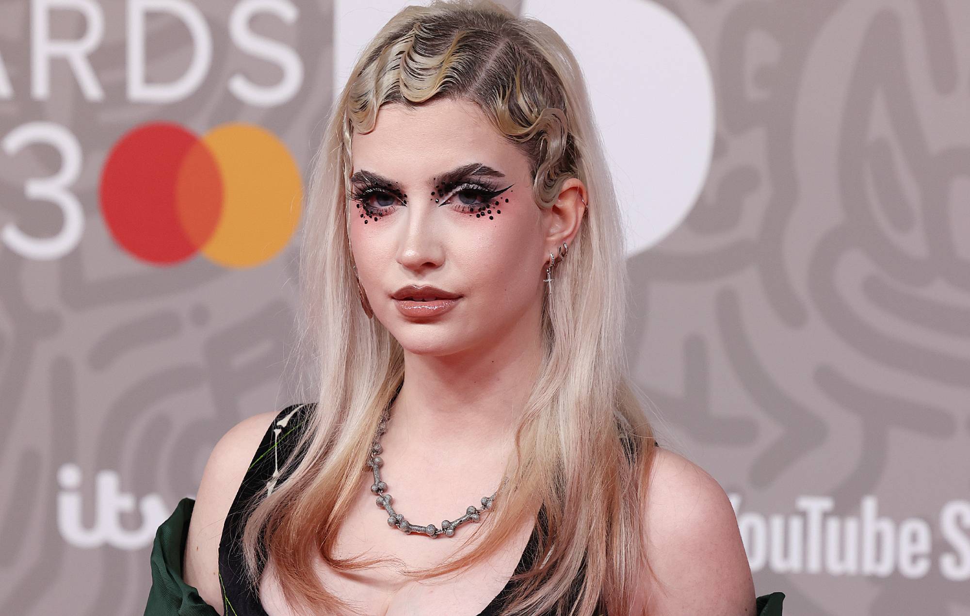 Abby Roberts parle de l'écriture de son nouveau single avec Halsey