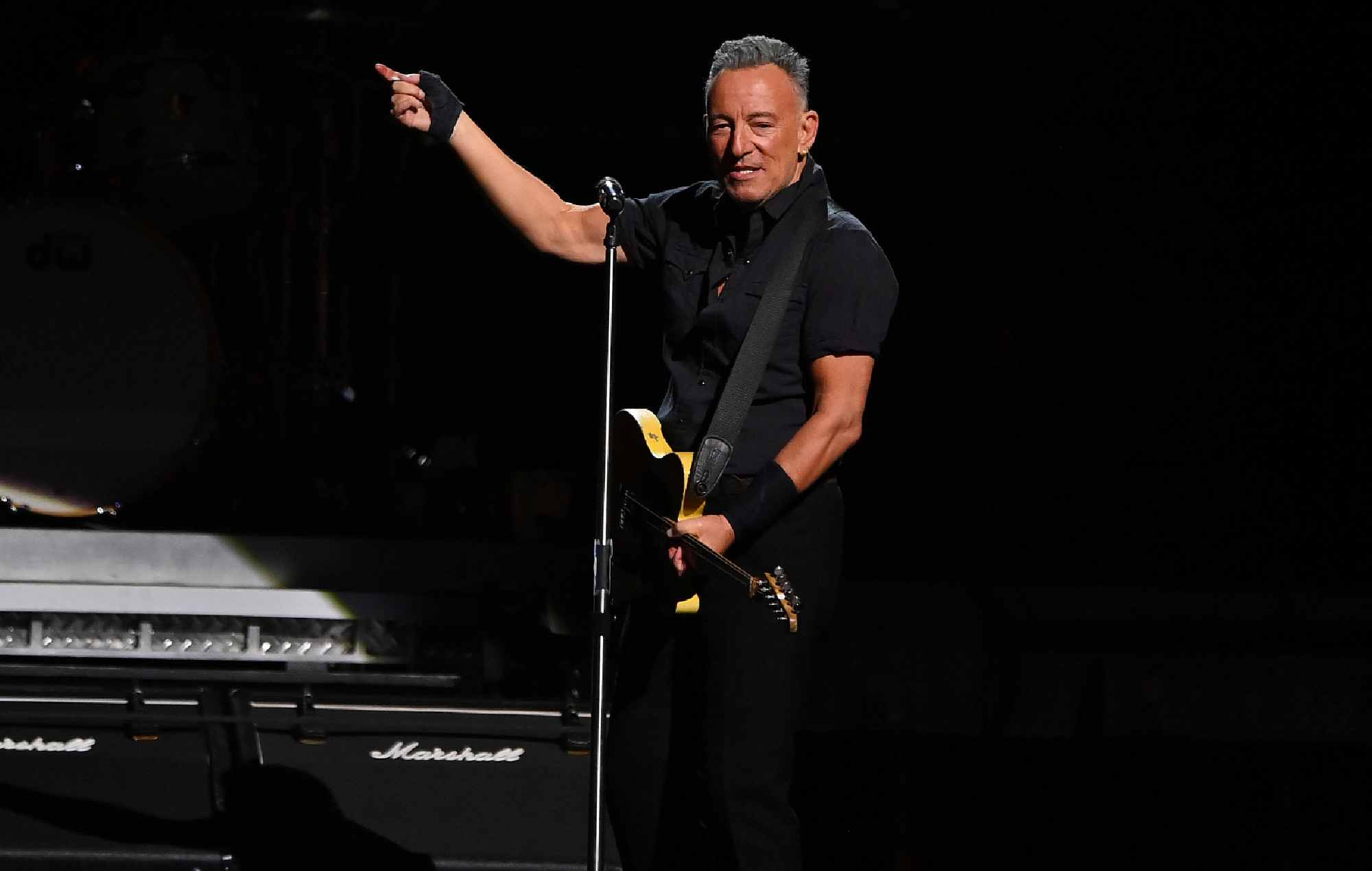 Bruce Springsteen joue un spectacle réduit après que les membres du E Street Band ont été testés positifs pour COVID