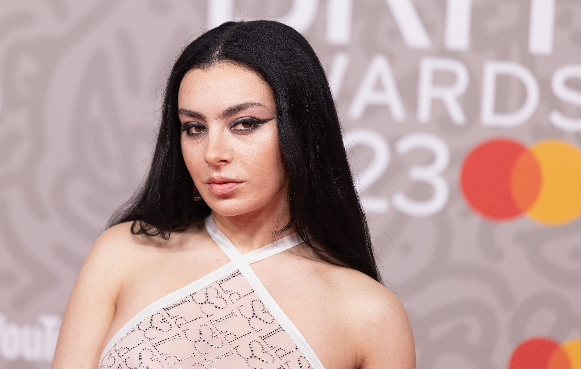 Charli XCX a été "honoré" de remixer "Welcome To My Island" de Caroline Polachek