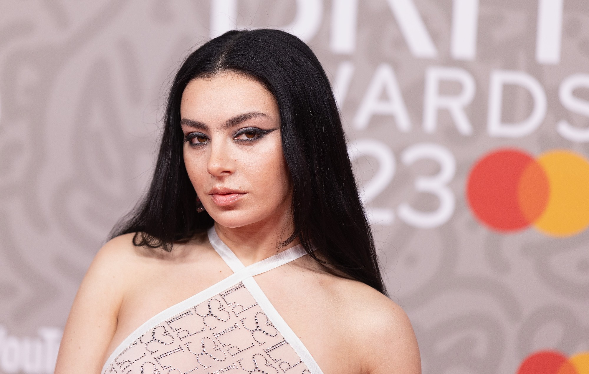 Charli XCX critique la liste restreinte des artistes masculins de l'année de BRIT