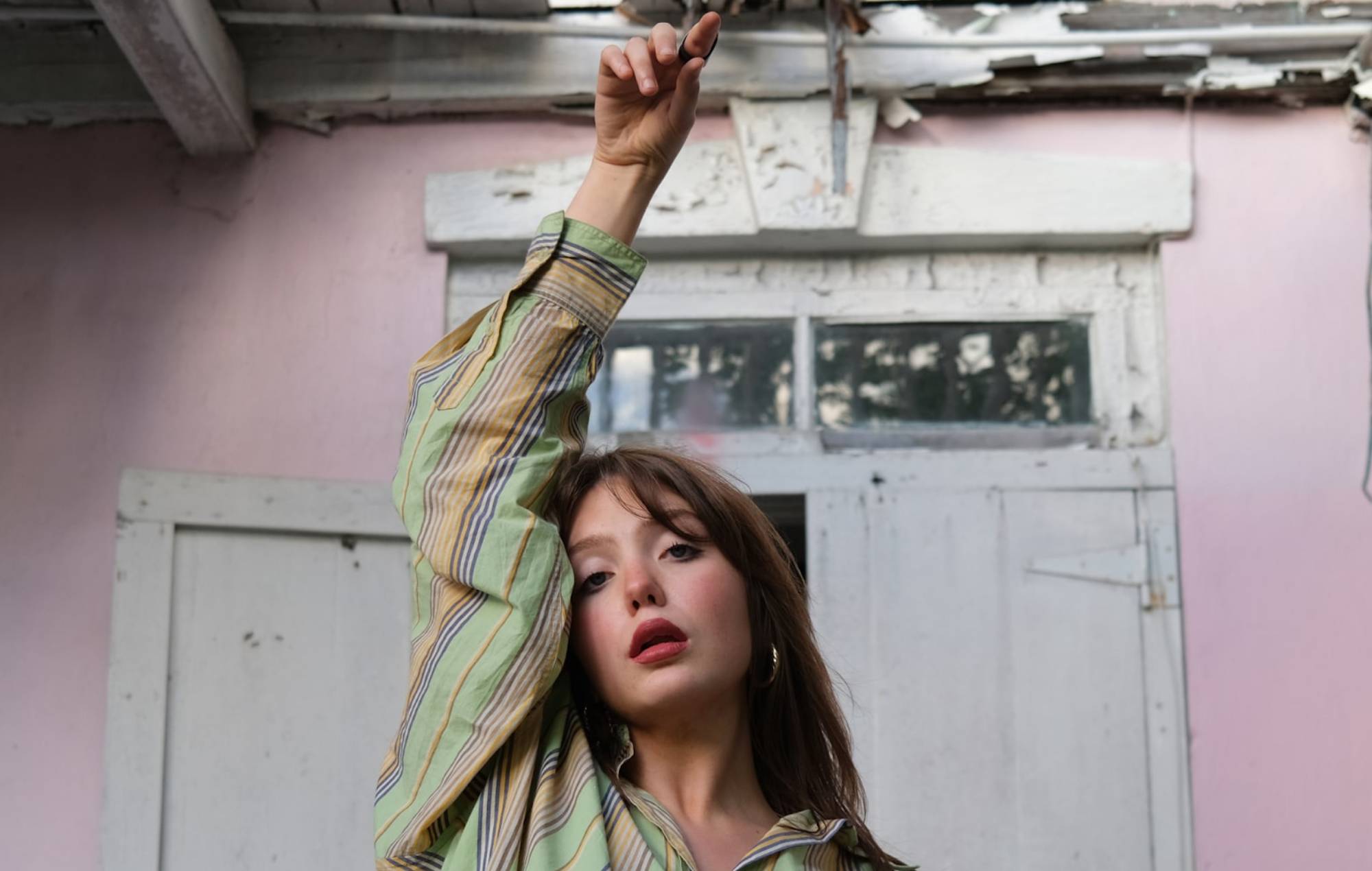 Faye Fantarrow, mentorée par Dave Stewart, partage le single "AWOL"