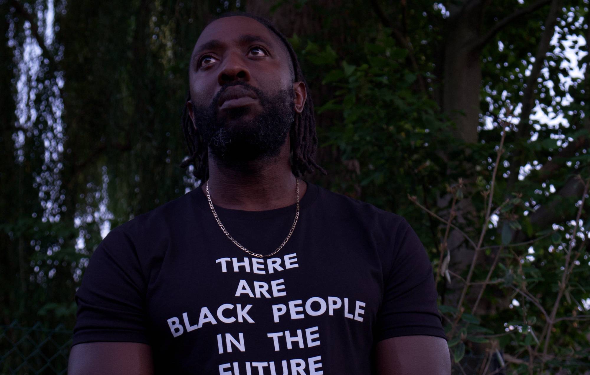 Kele dévoile un nouveau single introspectif "Someone To Make Me Laugh"