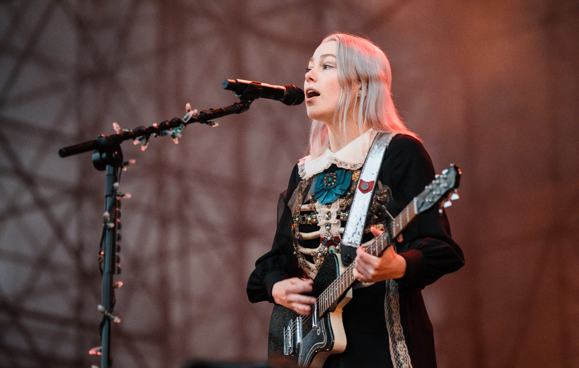 Phoebe Bridgers s'est associée à Catbird pour une nouvelle collection de bijoux sur le thème des paroles