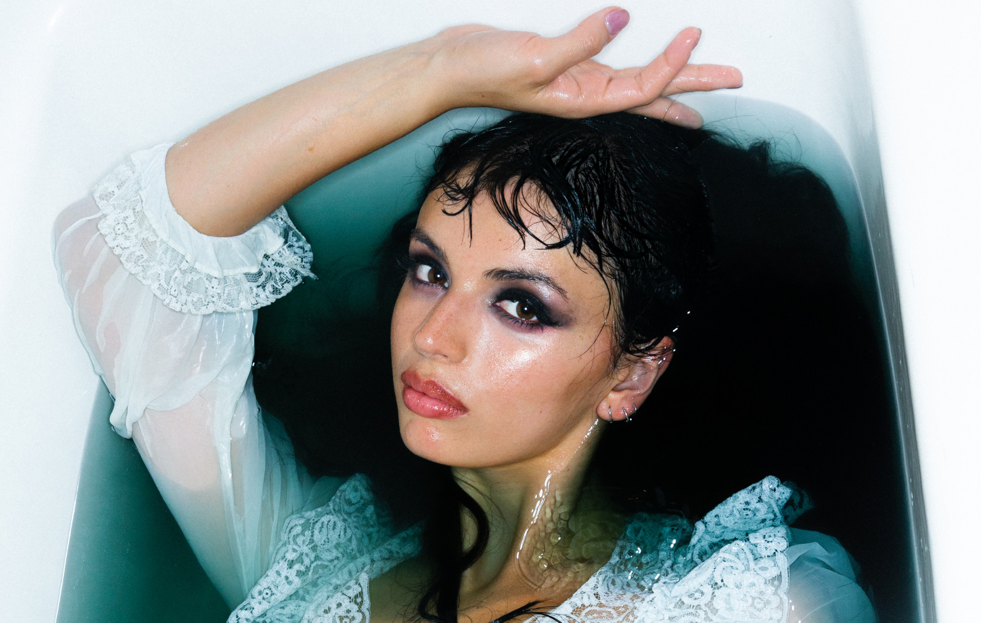 Rebecca Black - Critique de "Let Her Burn": une sensation virale brûle son passé musical polarisant