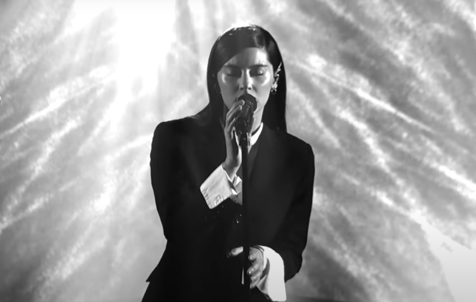 Regardez Gracie Abrams célébrer la sortie de son premier album sur "Jimmy Kimmel"
