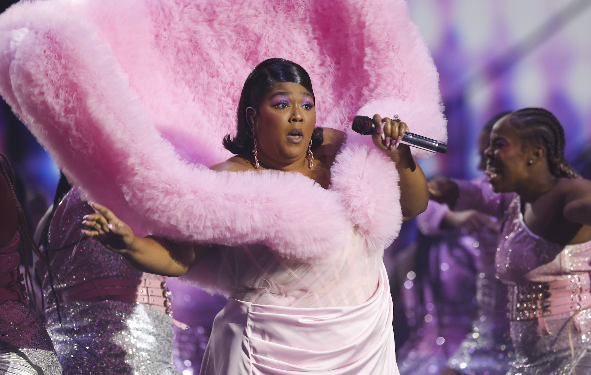 Regardez Lizzo livrer un medley "spécial" aux BRITs 2023