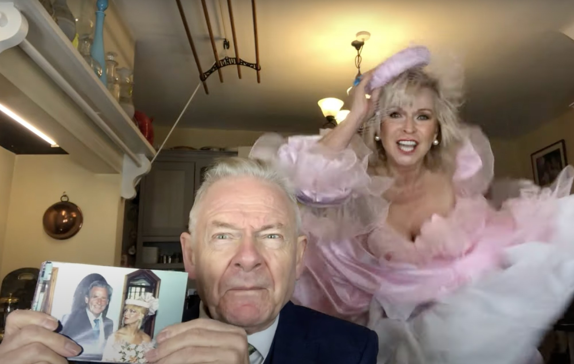 Regardez Robert Fripp et Toyah Willcox interpréter "Dance In The Hurricane"