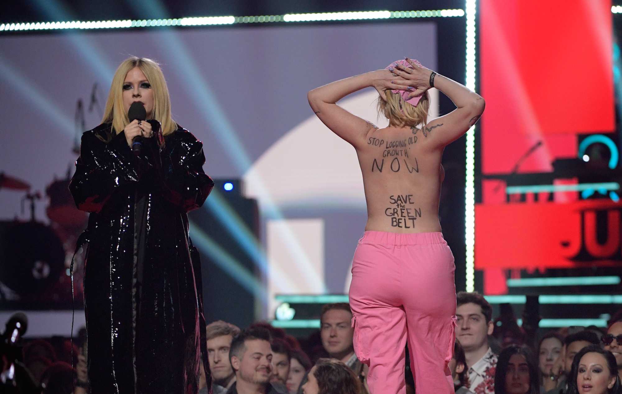 Avril Lavigne affronte une manifestante seins nus sur scène aux Juno Awards