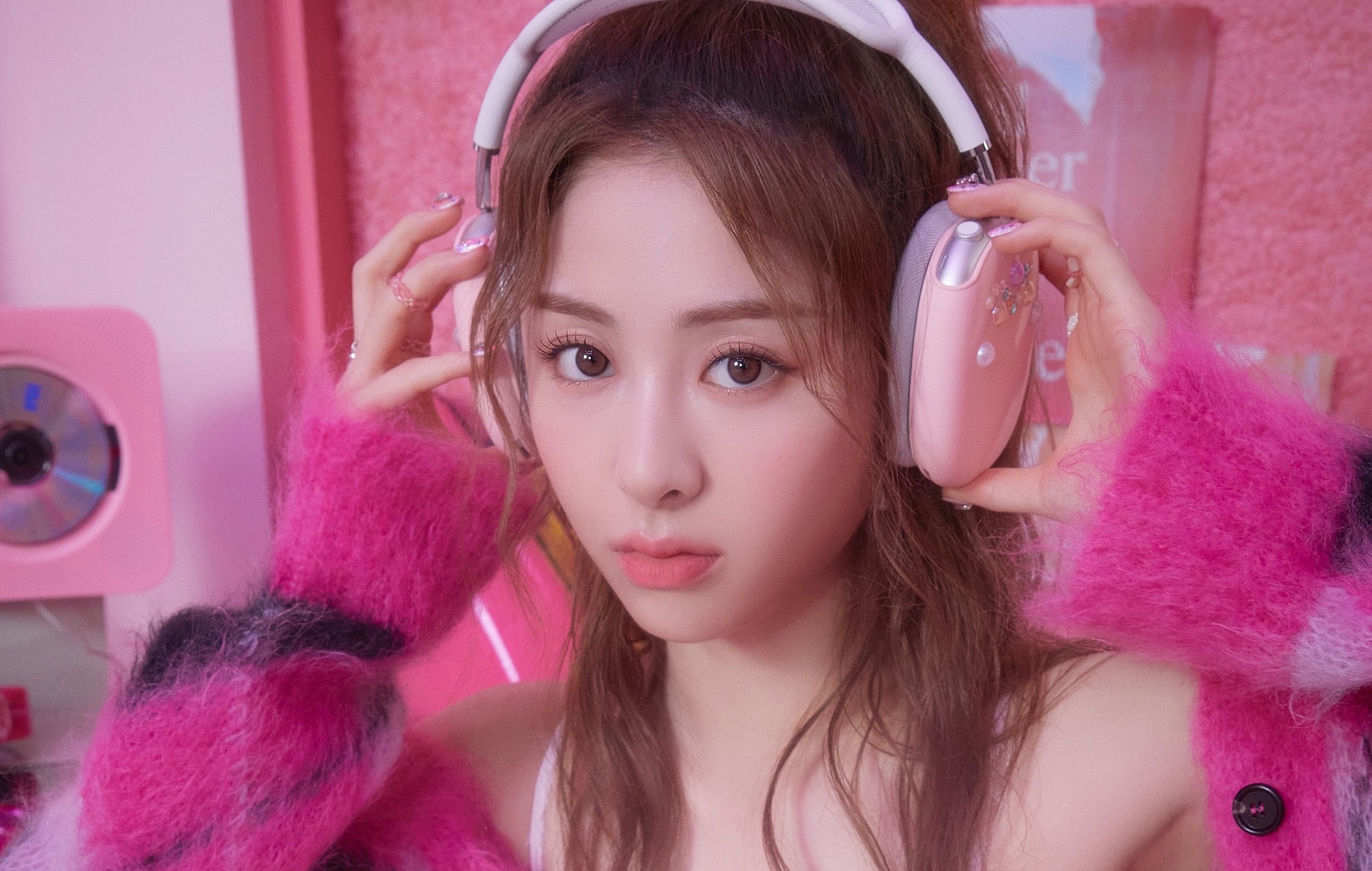Huh Yunjin de LE SSERAFIM dévoile un nouveau morceau solo significatif "Je t'aime deux fois"