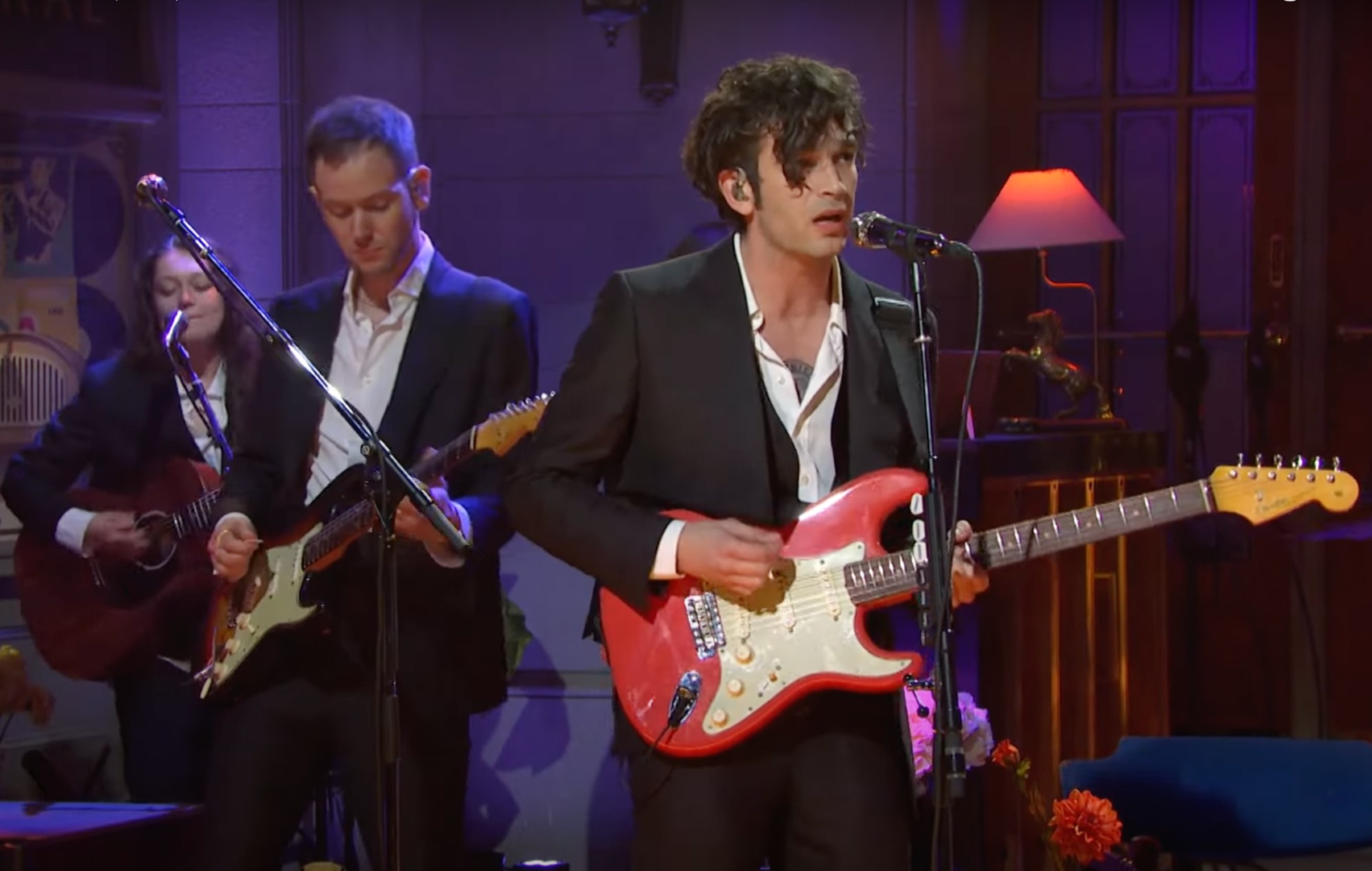 Le 1975 apporte "Être drôle dans une langue étrangère" à "SNL"