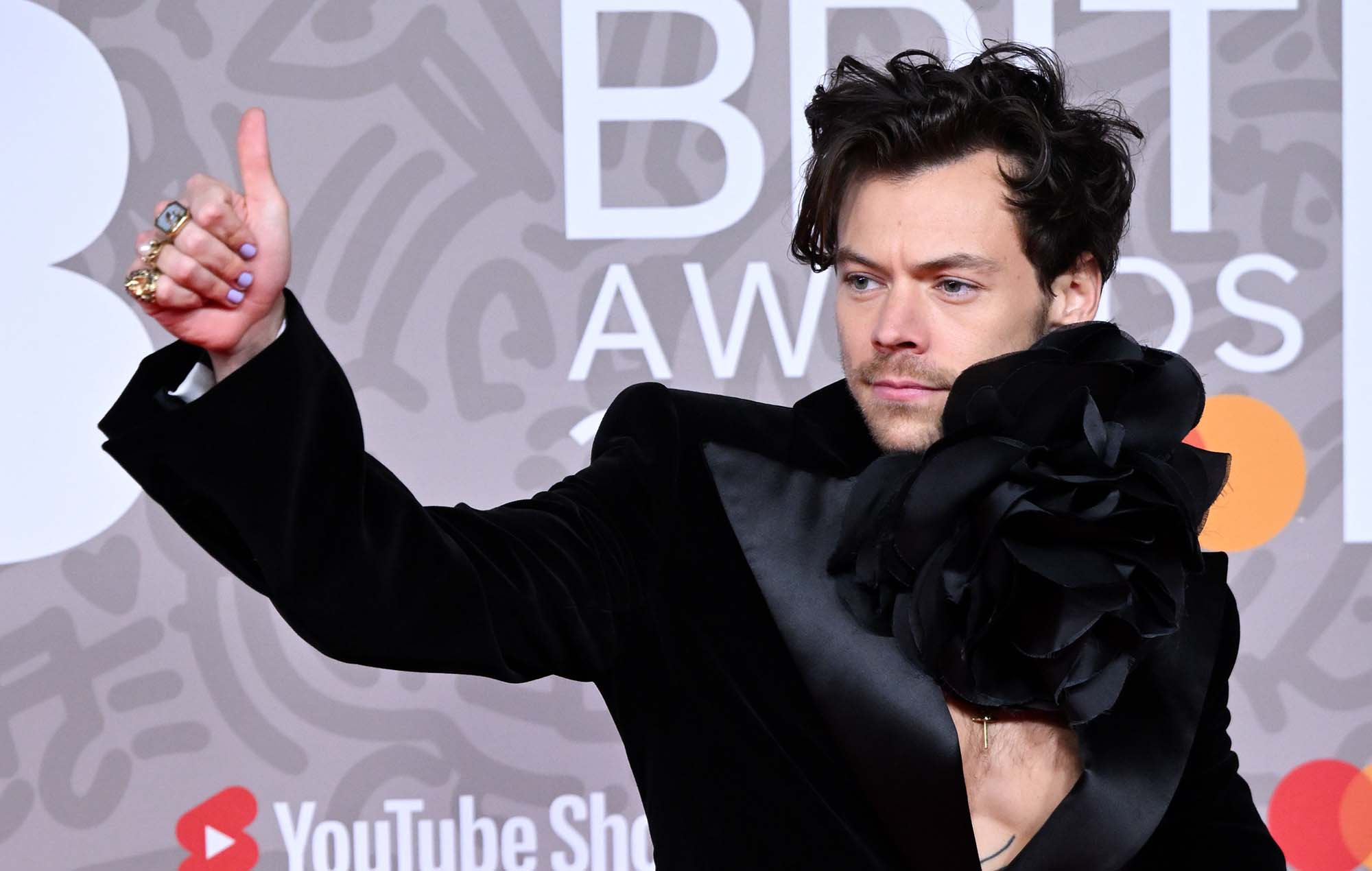 Les fans réagissent alors que Harry Styles télécharge et supprime une photo de lui-même dans le t-shirt One Direction
