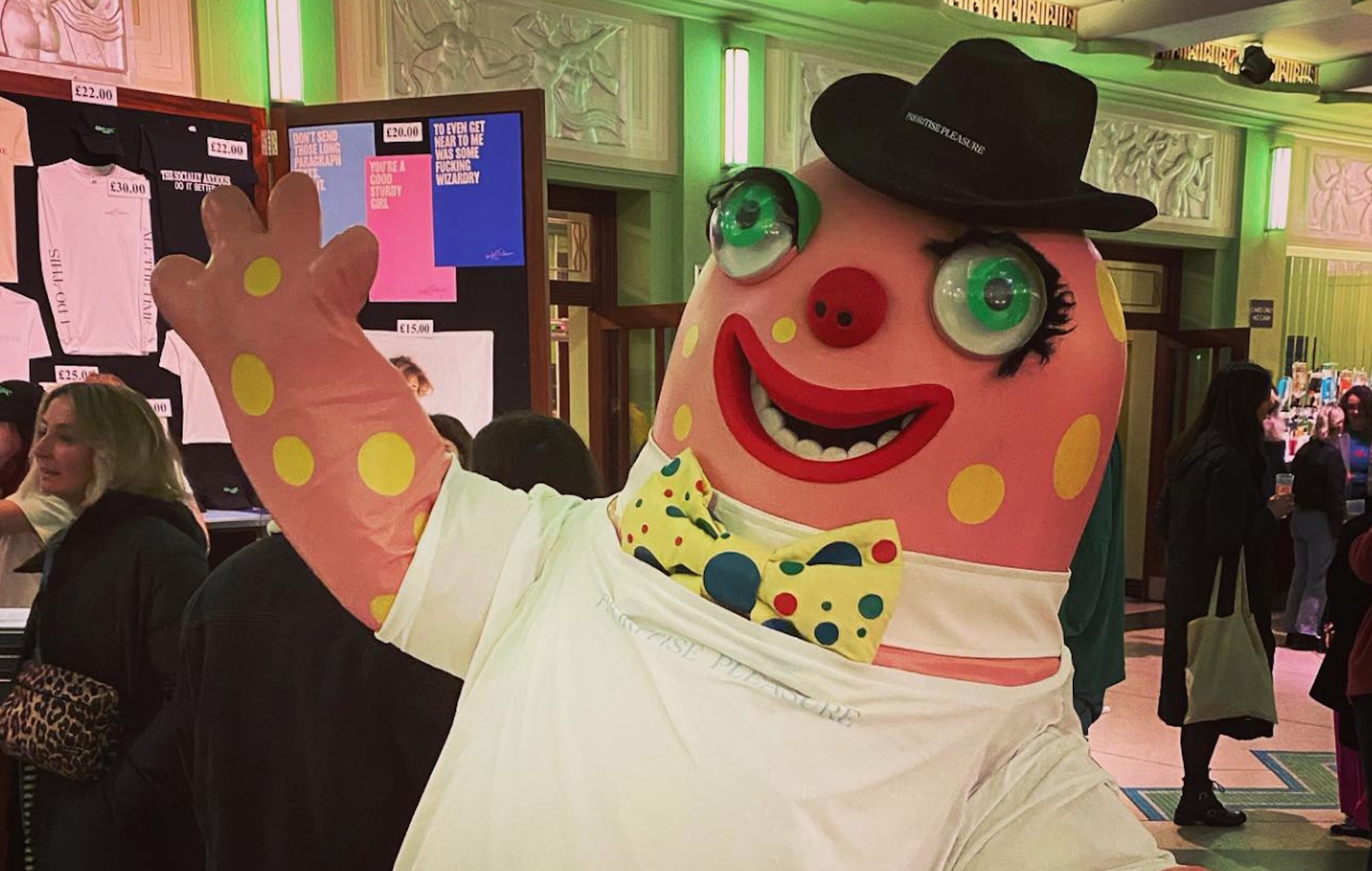 Mr Blobby rejoint Self Esteem sur scène au concert de Hammersmith