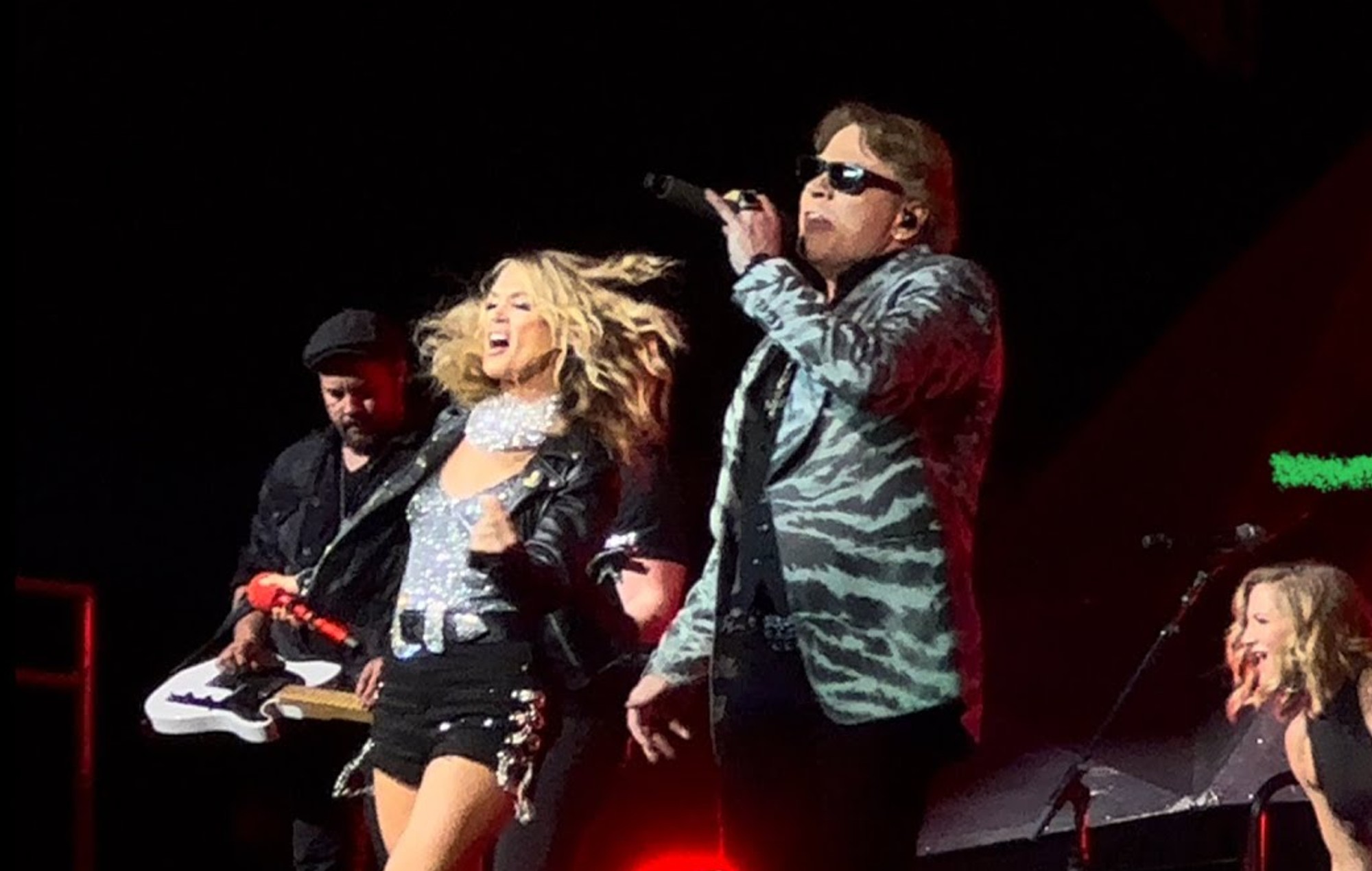 Regardez Axl Rose rejoindre Carrie Underwood pour interpréter "Welcome To The Jungle" de Guns N' Roses