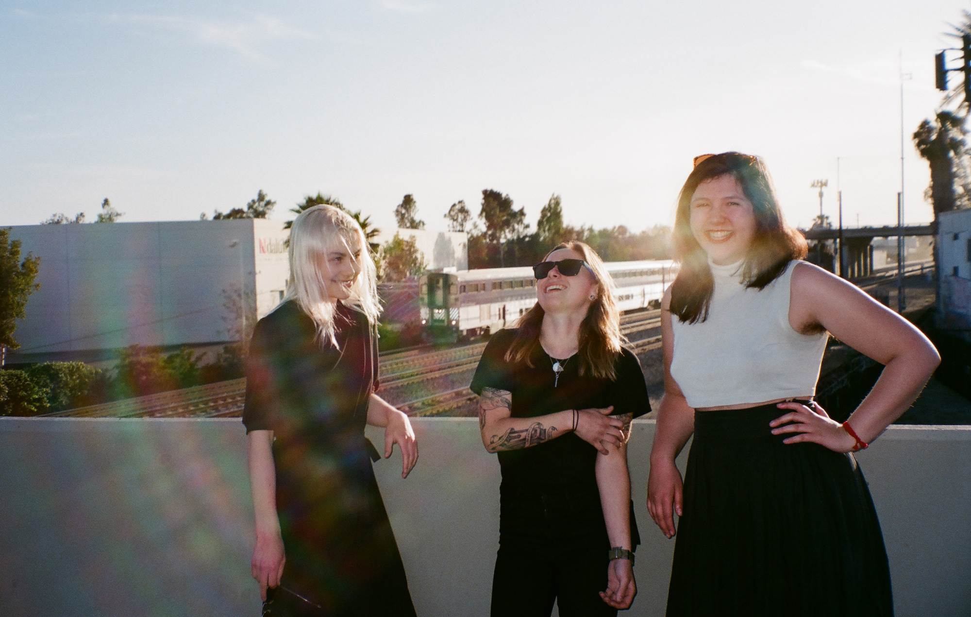 Regardez Boygenius surprendre les fans avec un ensemble SXSW à l'aéroport d'Austin