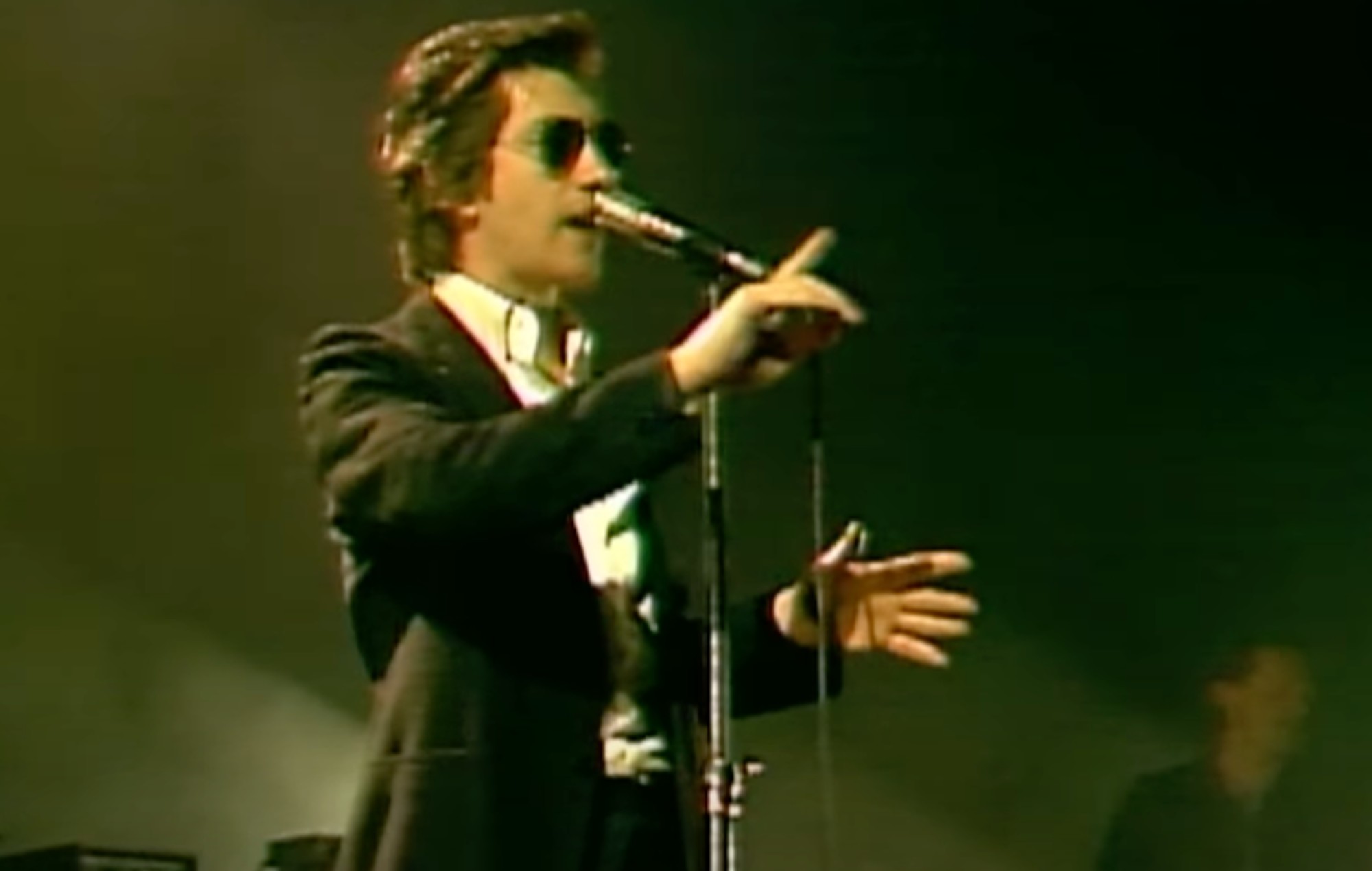 Regardez le clip "Sculptures Of Anything Goes" d'Arctic Monkey