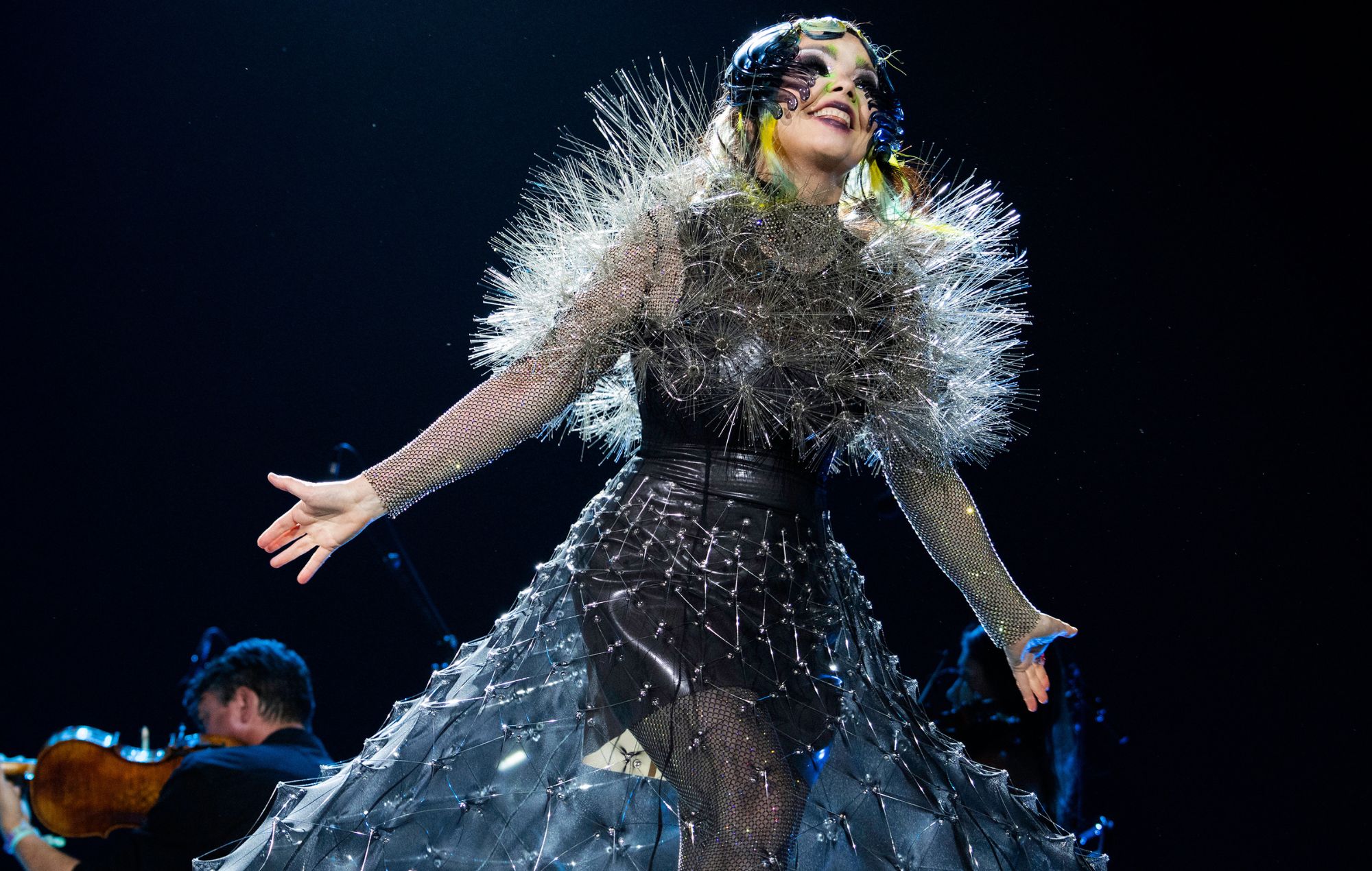 Regardez Björk illuminer le ciel de Coachella avec 864 drones