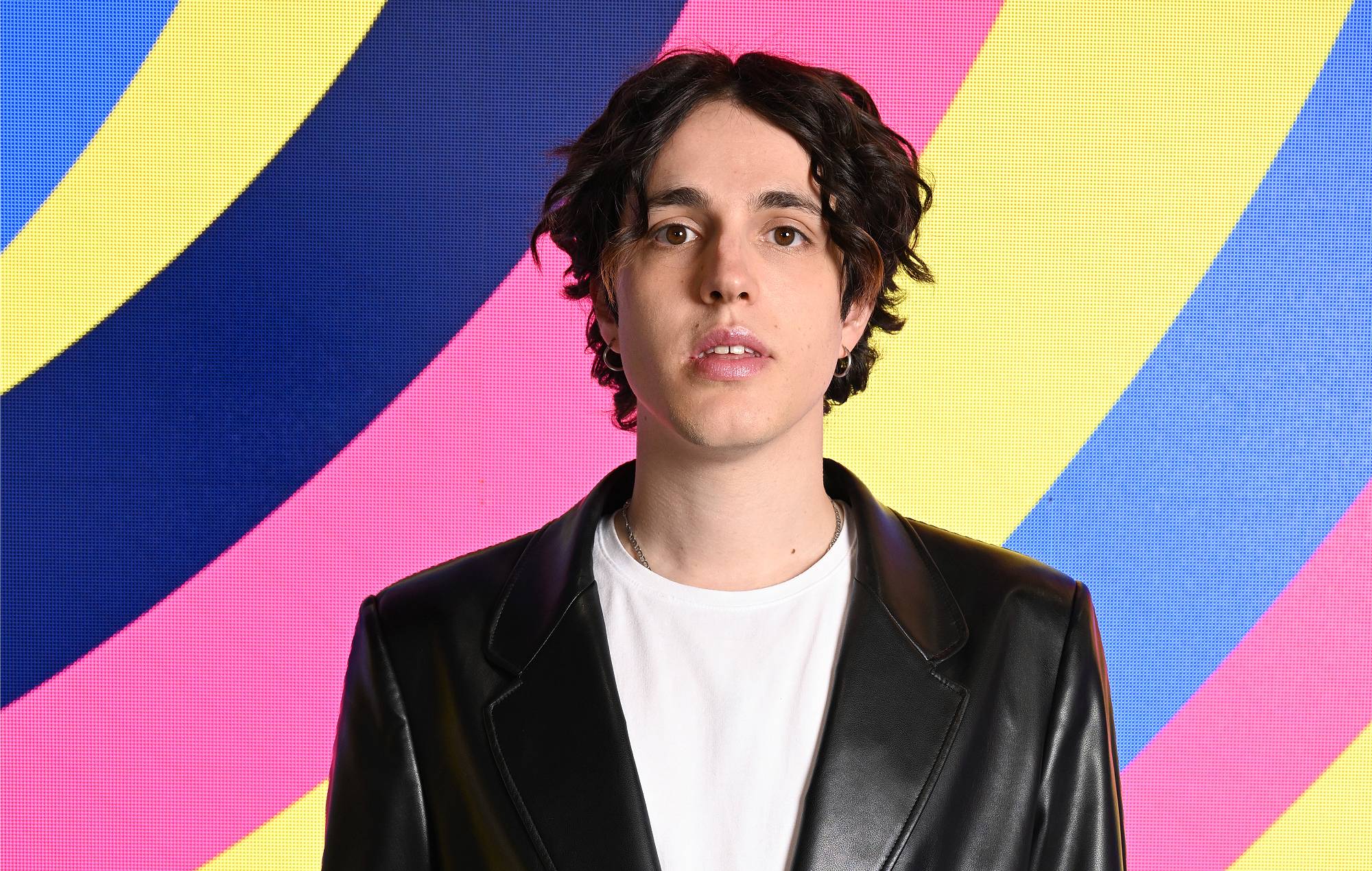 Le Serbe Luke Black sur sa chanson "cyber-punk" de l'Eurovision : "C'est un signal d'alarme"