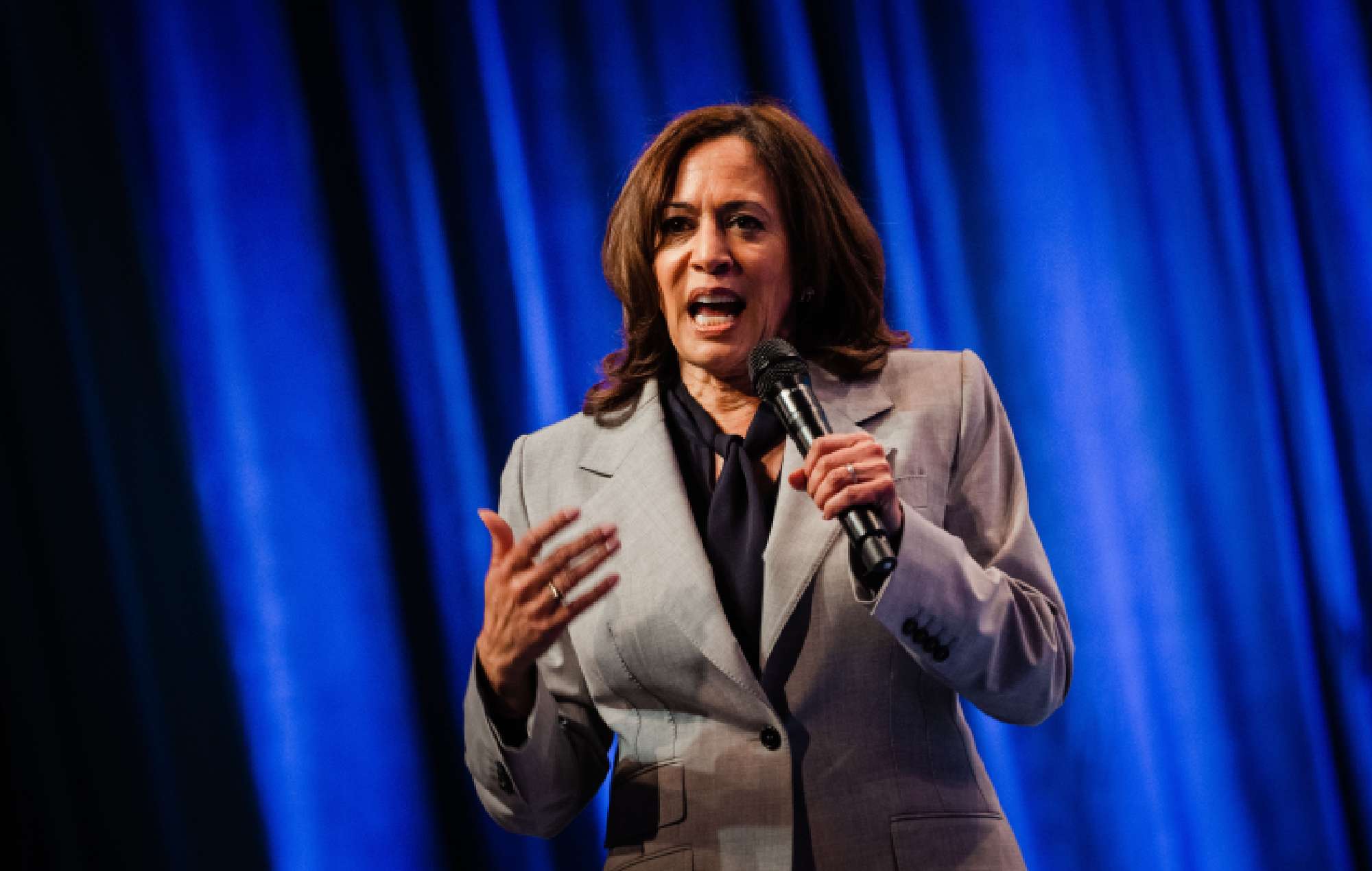 La vice-présidente Kamala Harris présente une nouvelle collection de disques vinyles