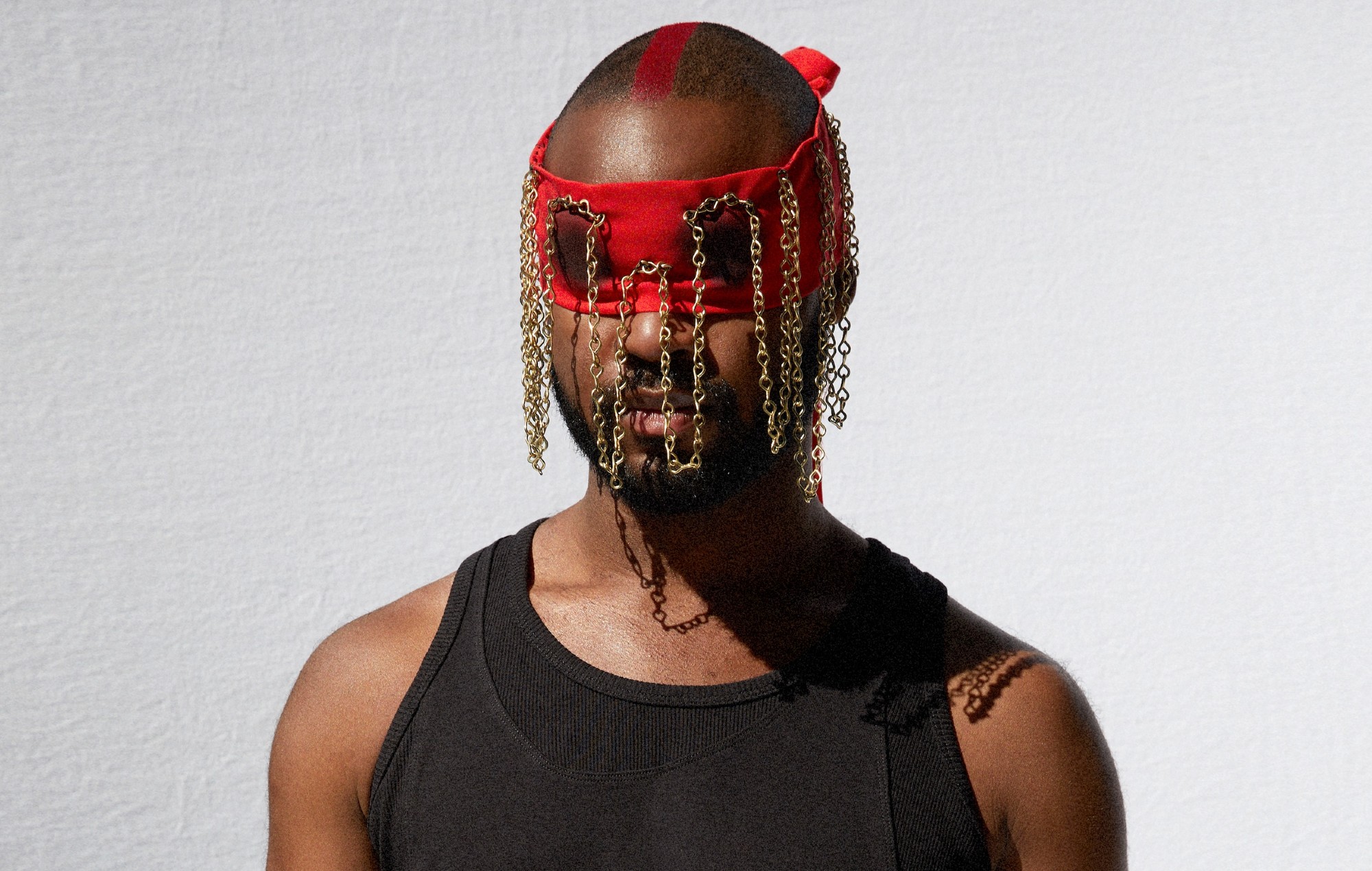 Genesis Owusu annonce un deuxième album et une tournée mondiale