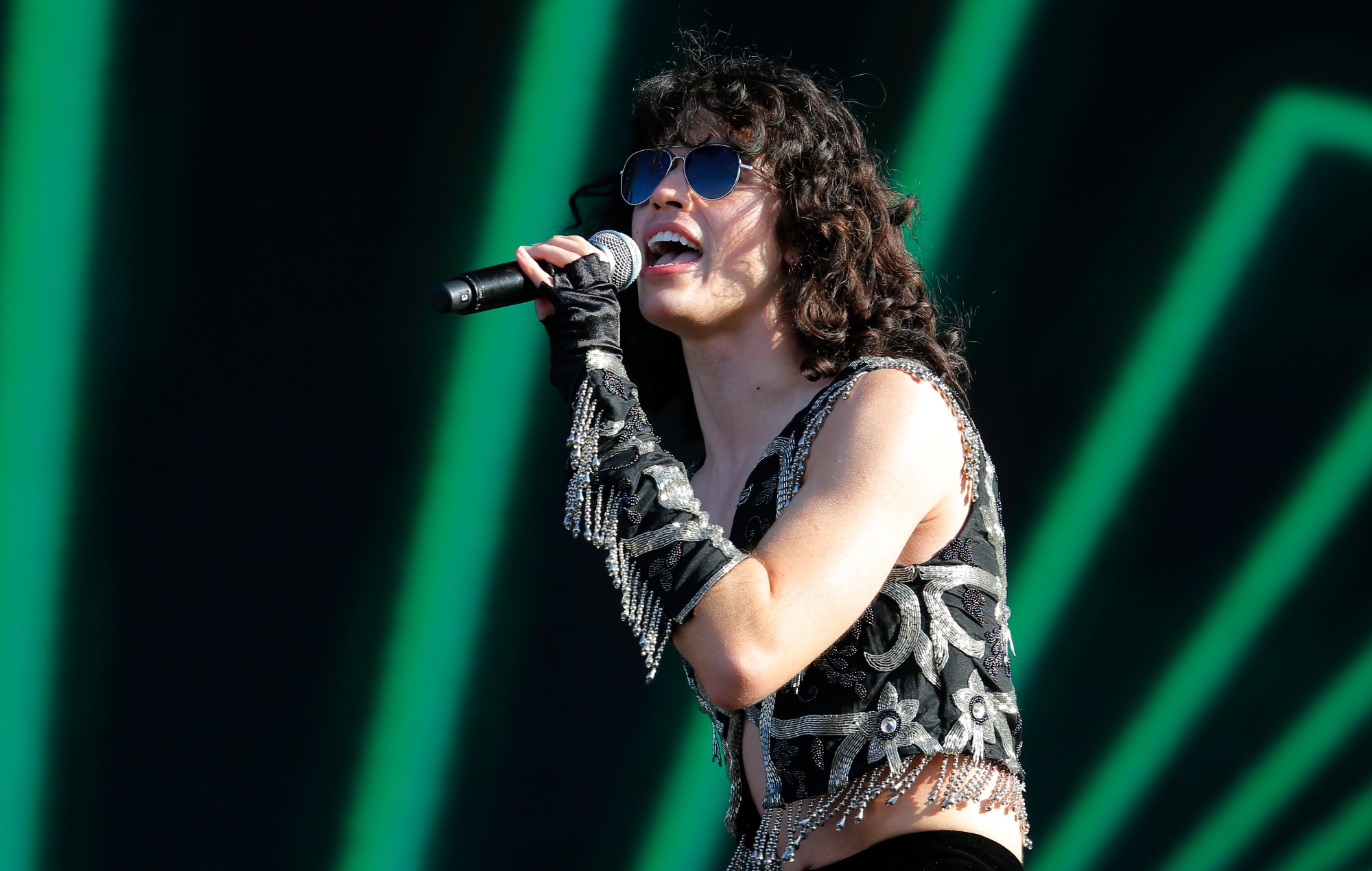 Conan Gray lance une "nouvelle ère" avec "Never Ending Song" produit par Max Martin