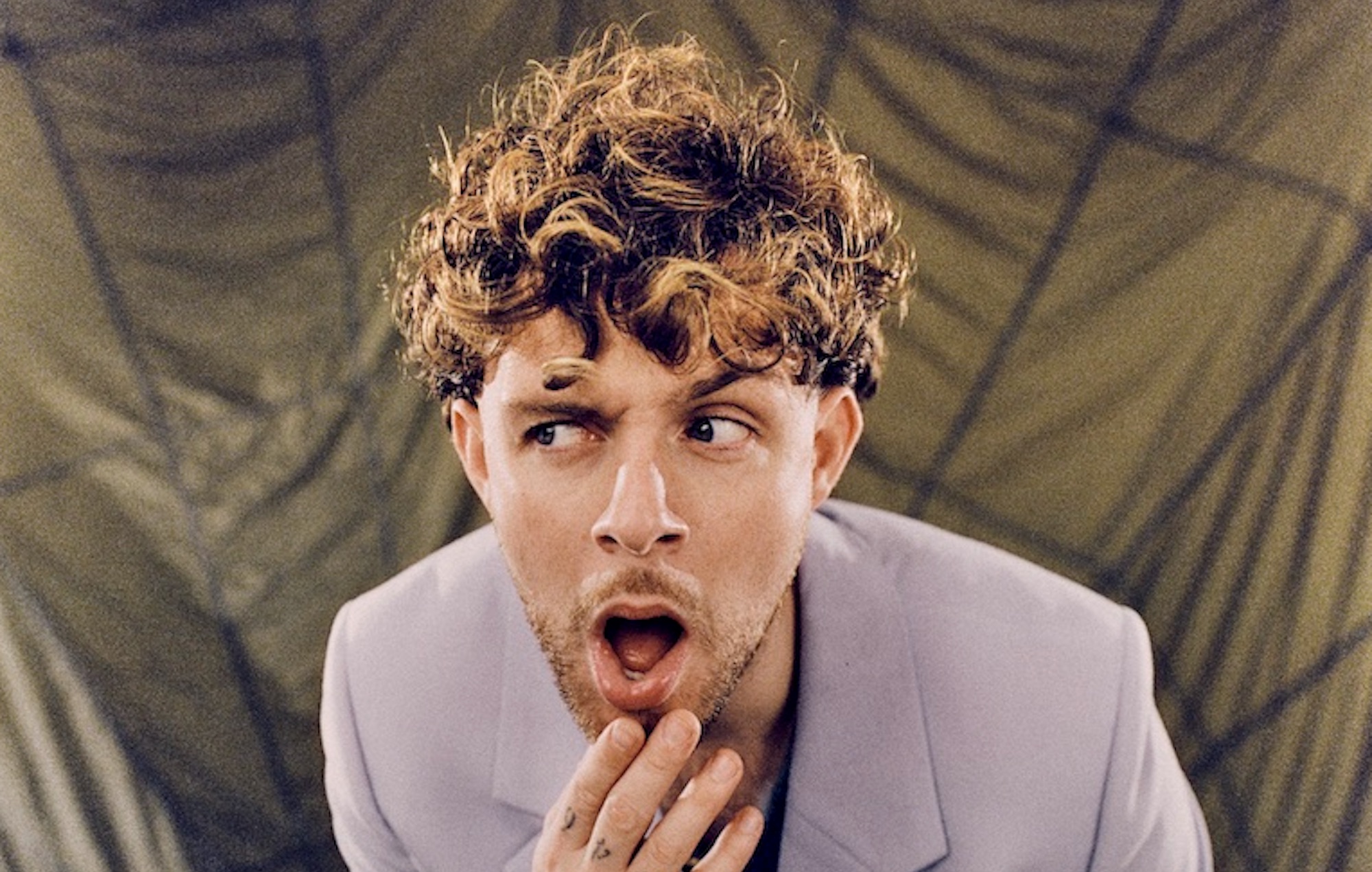 Écoutez le nouveau single dansant de Tom Grennan "How Does It Feel"